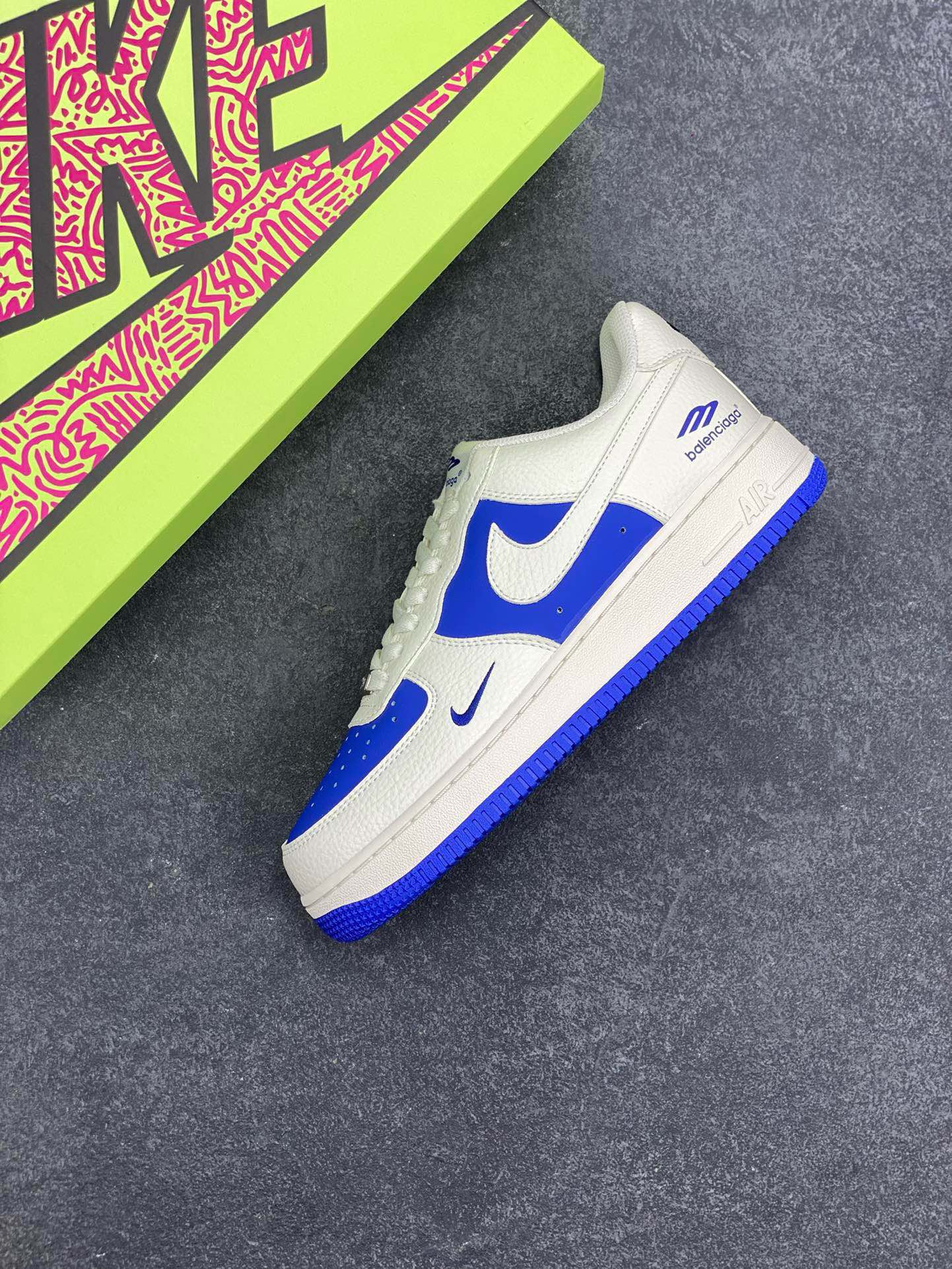 图片[7]-福利特价 高端定制Nike Air Force 1 \’07 Low 巴黎世家联名— 白蓝双色，经典 AF1 鞋型，融入 Balenciaga 标志性元素。中底运用 AIR 技术，通过模具注塑成型，与蓝色外底一体硫化工艺结合，保障结构稳定与脚感，鞋身细节经多道质检，确保做工精细 ，潮流与质感拉满 低帮休闲板鞋 定制鞋盒 大厂纯原品质出货 超高清洁度 皮料切割干净无任何毛边 细节完美 货号：KX2532-501 尺码：36 36.5 37.5 38 38.5 39 40 40.5 41 42 42.5 43 44 44.5 45-选品中心