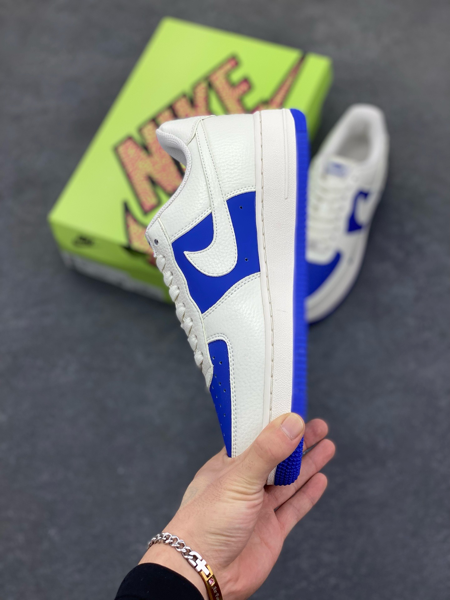 图片[3]-福利特价 高端定制Nike Air Force 1 \’07 Low 巴黎世家联名— 白蓝双色，经典 AF1 鞋型，融入 Balenciaga 标志性元素。中底运用 AIR 技术，通过模具注塑成型，与蓝色外底一体硫化工艺结合，保障结构稳定与脚感，鞋身细节经多道质检，确保做工精细 ，潮流与质感拉满 低帮休闲板鞋 定制鞋盒 大厂纯原品质出货 超高清洁度 皮料切割干净无任何毛边 细节完美 货号：KX2532-501 尺码：36 36.5 37.5 38 38.5 39 40 40.5 41 42 42.5 43 44 44.5 45-选品中心