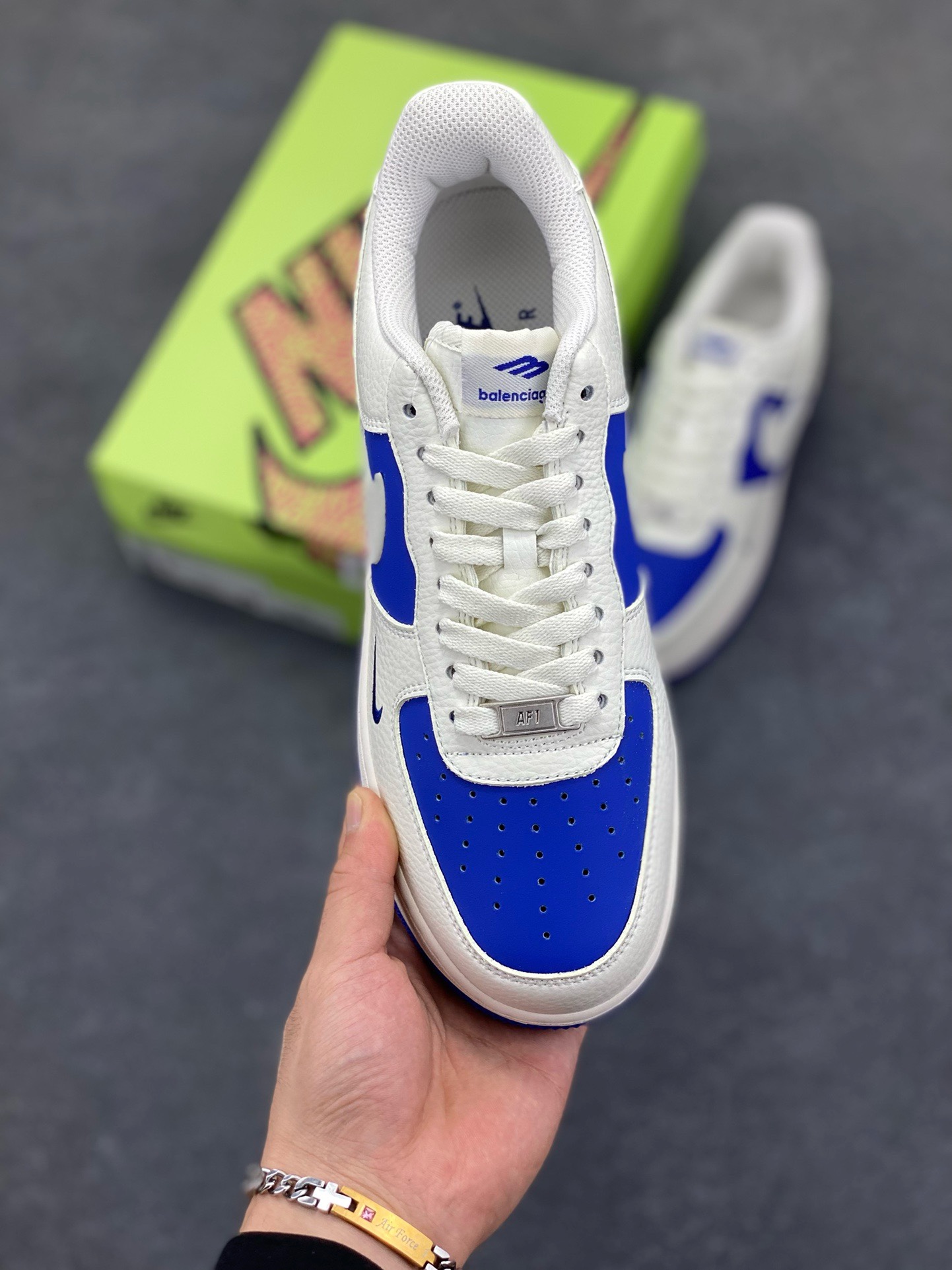 图片[2]-福利特价 高端定制Nike Air Force 1 \’07 Low 巴黎世家联名— 白蓝双色，经典 AF1 鞋型，融入 Balenciaga 标志性元素。中底运用 AIR 技术，通过模具注塑成型，与蓝色外底一体硫化工艺结合，保障结构稳定与脚感，鞋身细节经多道质检，确保做工精细 ，潮流与质感拉满 低帮休闲板鞋 定制鞋盒 大厂纯原品质出货 超高清洁度 皮料切割干净无任何毛边 细节完美 货号：KX2532-501 尺码：36 36.5 37.5 38 38.5 39 40 40.5 41 42 42.5 43 44 44.5 45-选品中心