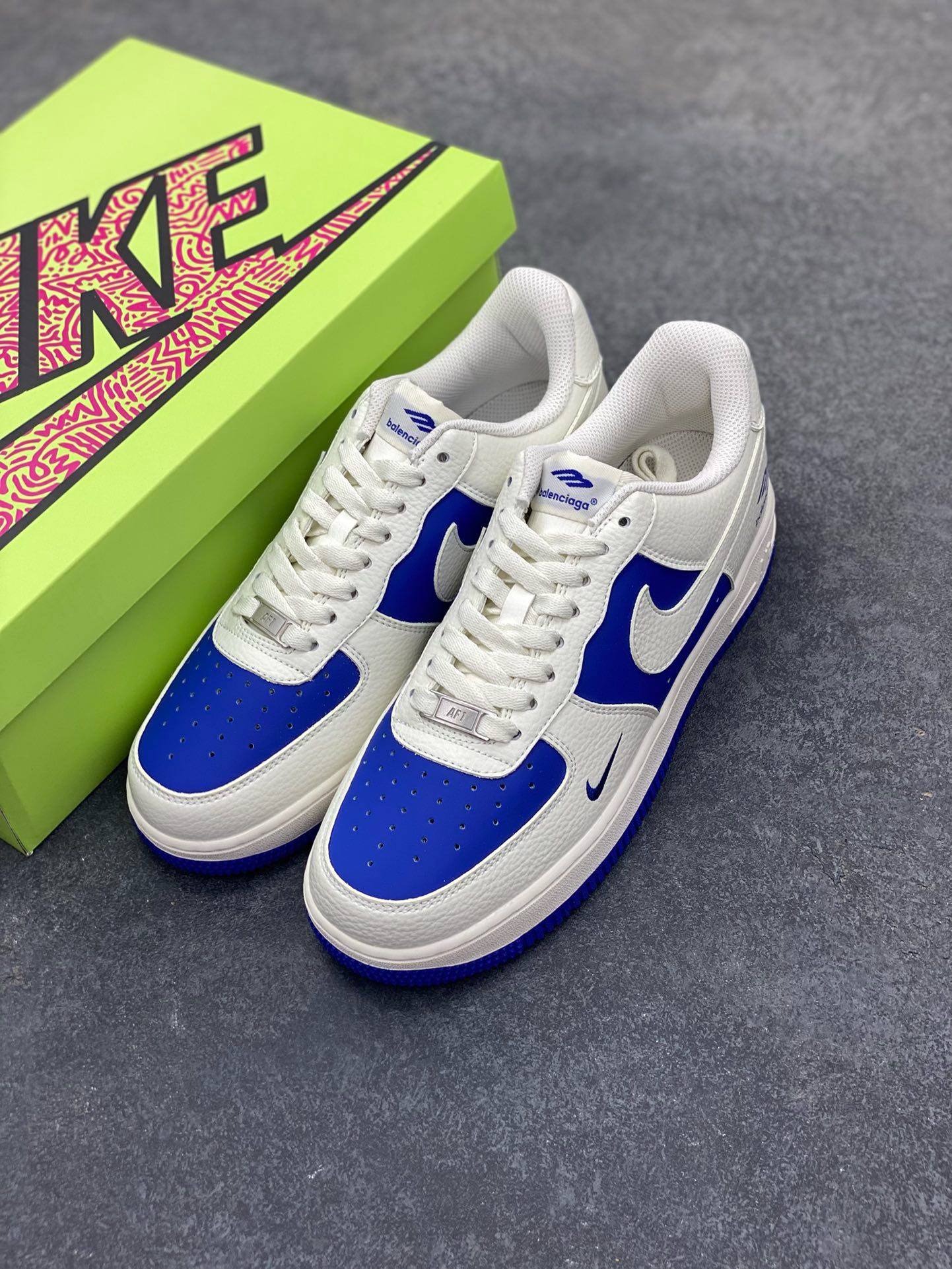 图片[8]-福利特价 高端定制Nike Air Force 1 \’07 Low 巴黎世家联名— 白蓝双色，经典 AF1 鞋型，融入 Balenciaga 标志性元素。中底运用 AIR 技术，通过模具注塑成型，与蓝色外底一体硫化工艺结合，保障结构稳定与脚感，鞋身细节经多道质检，确保做工精细 ，潮流与质感拉满 低帮休闲板鞋 定制鞋盒 大厂纯原品质出货 超高清洁度 皮料切割干净无任何毛边 细节完美 货号：KX2532-501 尺码：36 36.5 37.5 38 38.5 39 40 40.5 41 42 42.5 43 44 44.5 45-选品中心