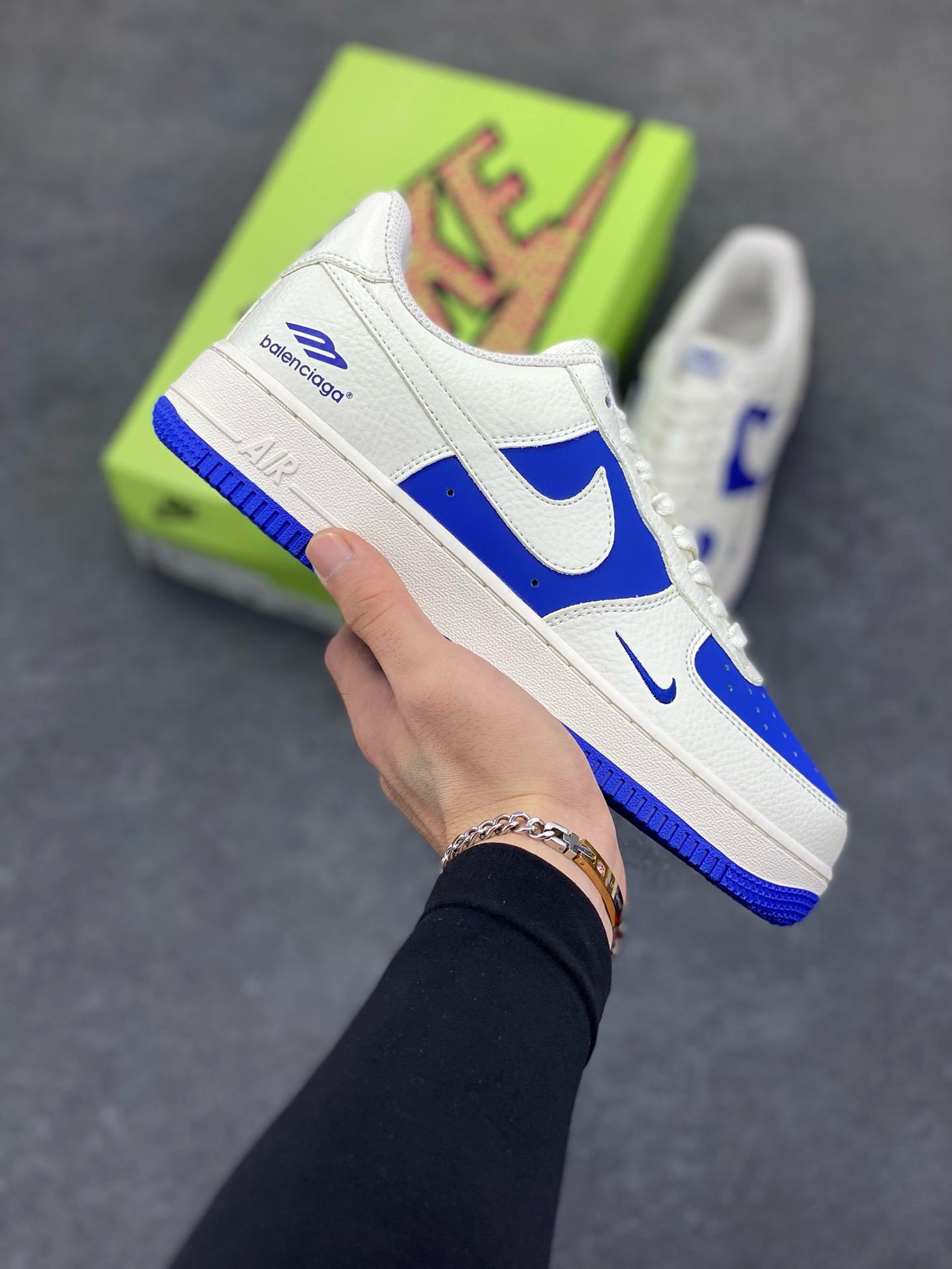 福利特价 高端定制Nike Air Force 1 \'07 Low 巴黎世家联名--- 白蓝双色，经典 AF1 鞋型，融入 Balenciaga 标志性元素。中底运用 AIR 技术，通过模具注塑成型，与蓝色外底一体硫化工艺结合，保障结构稳定与脚感，鞋身细节经多道质检，确保做工精细 ，潮流与质感拉满 低帮休闲板鞋 定制鞋盒 大厂纯原品质出货 超高清洁度 皮料切割干净无任何毛边 细节完美 货号：KX2532-501 尺码：36 36.5 37.5 38 38.5 39 40 40.5 41 42 42.5 43 44 44.5 45-选品中心