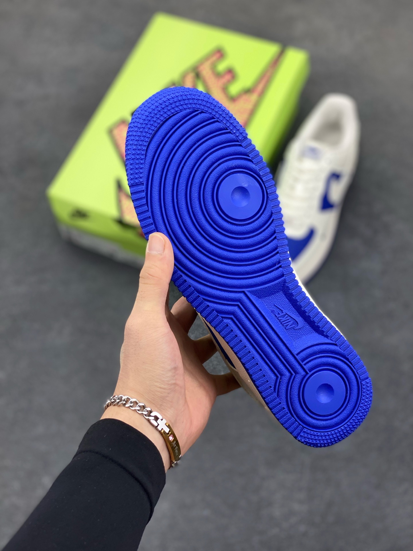 图片[5]-福利特价 高端定制Nike Air Force 1 \’07 Low 巴黎世家联名— 白蓝双色，经典 AF1 鞋型，融入 Balenciaga 标志性元素。中底运用 AIR 技术，通过模具注塑成型，与蓝色外底一体硫化工艺结合，保障结构稳定与脚感，鞋身细节经多道质检，确保做工精细 ，潮流与质感拉满 低帮休闲板鞋 定制鞋盒 大厂纯原品质出货 超高清洁度 皮料切割干净无任何毛边 细节完美 货号：KX2532-501 尺码：36 36.5 37.5 38 38.5 39 40 40.5 41 42 42.5 43 44 44.5 45-选品中心