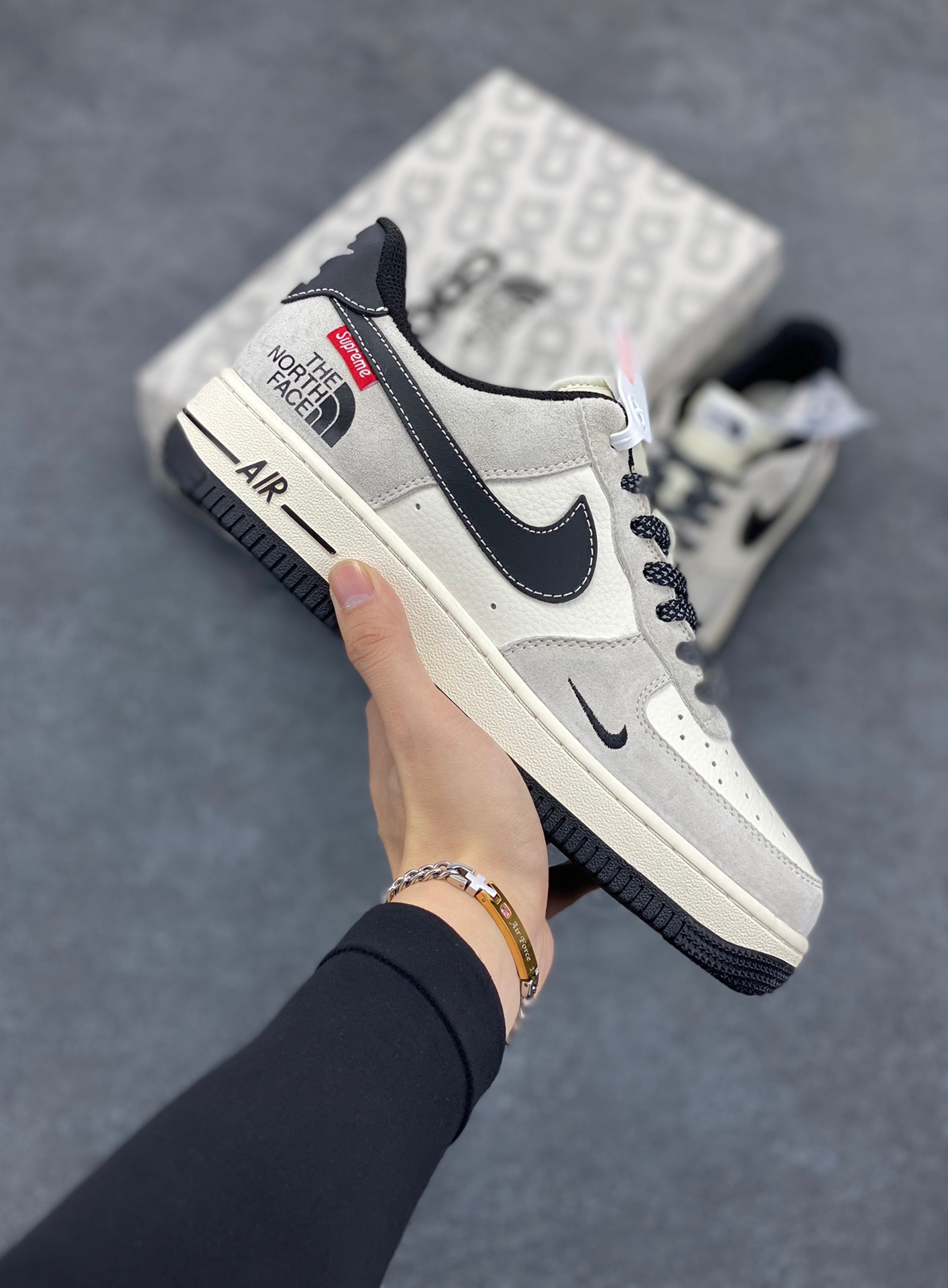 NIke Air Force 1 ‘07 Low “Supreme北面联名—黑灰红标”空军一号 低帮 运动鞋 休闲鞋 折边针车 工艺难度大 原楦头原纸板 原装鞋盒 定制五金配件 内置全掌气垫 原厂鞋底 货号：XZ6188-115 尺码：36 36.5 37.5 38 38.5 39 40 40.5 41 42 42.5 43 44 44.5 45-选品中心