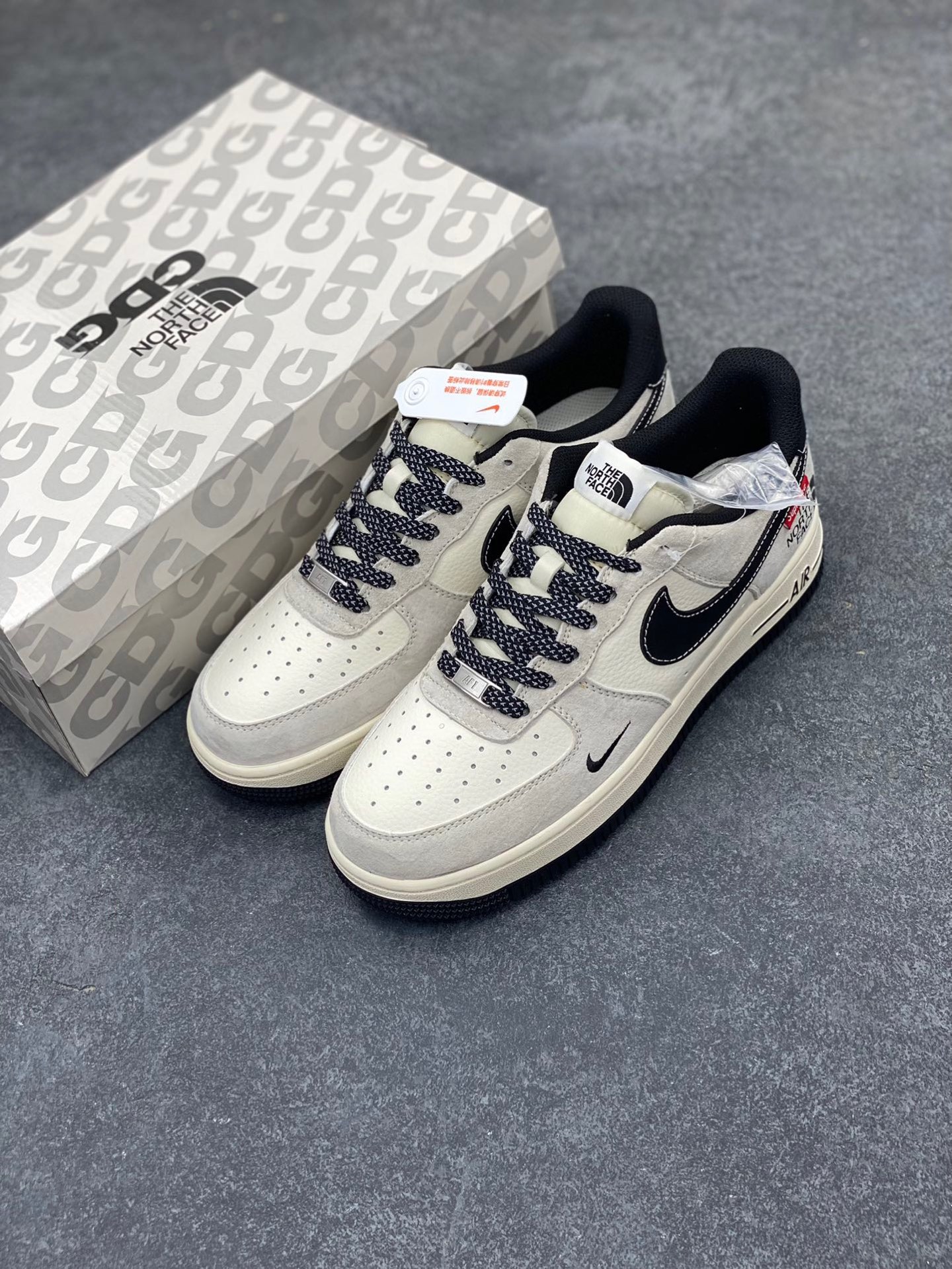 图片[8]-NIke Air Force 1 ‘07 Low “Supreme北面联名—黑灰红标”空军一号 低帮 运动鞋 休闲鞋 折边针车 工艺难度大 原楦头原纸板 原装鞋盒 定制五金配件 内置全掌气垫 原厂鞋底 货号：XZ6188-115 尺码：36 36.5 37.5 38 38.5 39 40 40.5 41 42 42.5 43 44 44.5 45-选品中心
