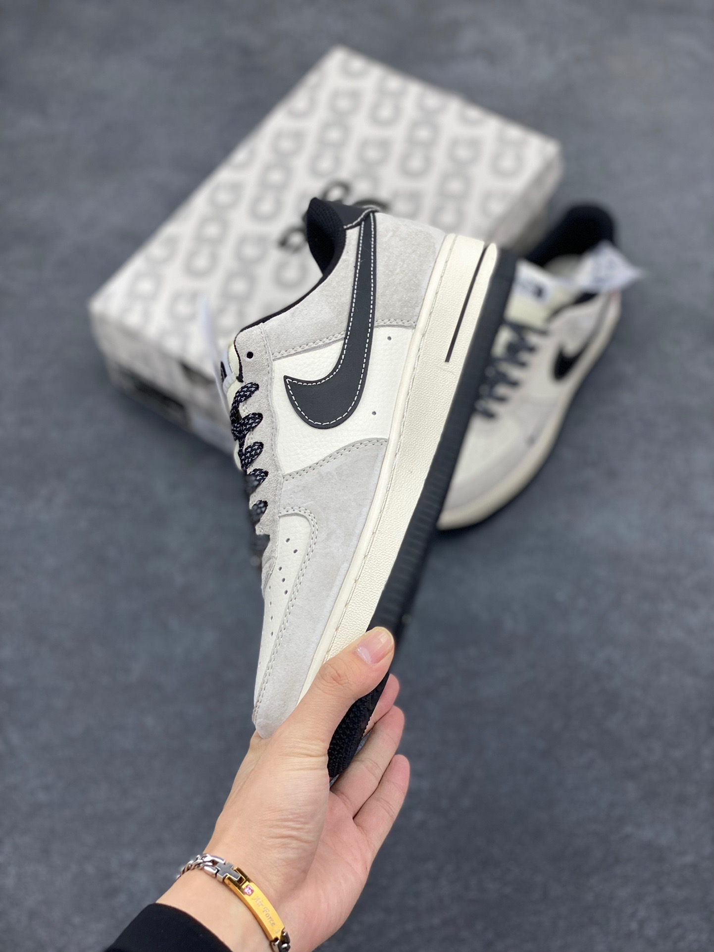 图片[3]-NIke Air Force 1 ‘07 Low “Supreme北面联名—黑灰红标”空军一号 低帮 运动鞋 休闲鞋 折边针车 工艺难度大 原楦头原纸板 原装鞋盒 定制五金配件 内置全掌气垫 原厂鞋底 货号：XZ6188-115 尺码：36 36.5 37.5 38 38.5 39 40 40.5 41 42 42.5 43 44 44.5 45-选品中心