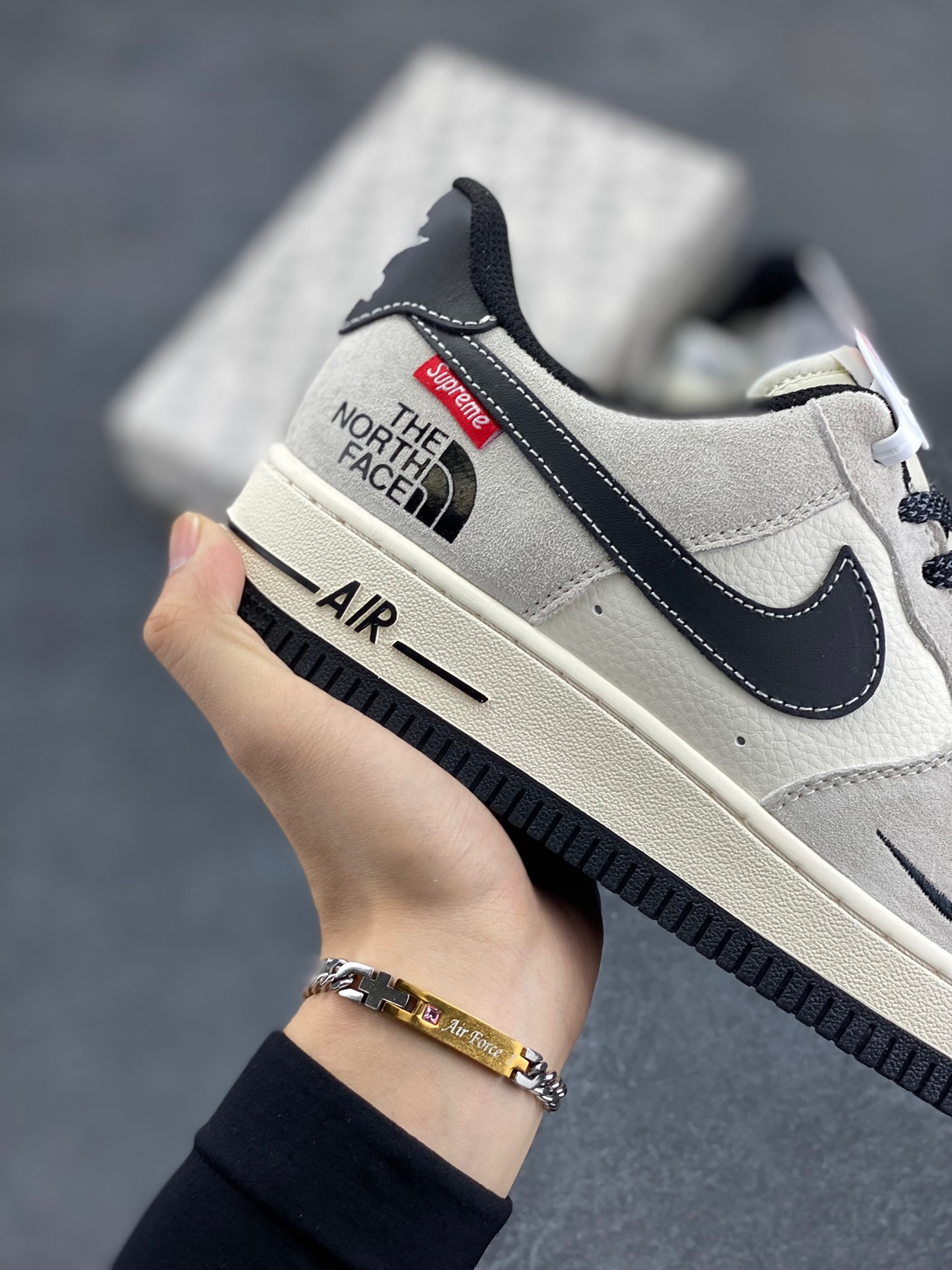 图片[6]-NIke Air Force 1 ‘07 Low “Supreme北面联名—黑灰红标”空军一号 低帮 运动鞋 休闲鞋 折边针车 工艺难度大 原楦头原纸板 原装鞋盒 定制五金配件 内置全掌气垫 原厂鞋底 货号：XZ6188-115 尺码：36 36.5 37.5 38 38.5 39 40 40.5 41 42 42.5 43 44 44.5 45-选品中心