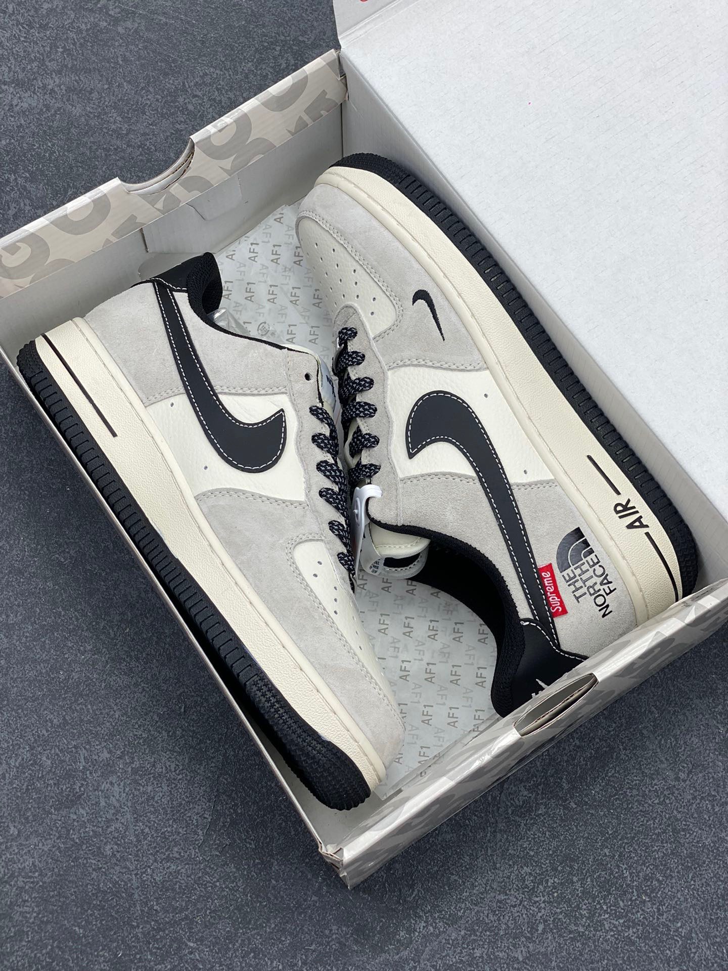 图片[9]-NIke Air Force 1 ‘07 Low “Supreme北面联名—黑灰红标”空军一号 低帮 运动鞋 休闲鞋 折边针车 工艺难度大 原楦头原纸板 原装鞋盒 定制五金配件 内置全掌气垫 原厂鞋底 货号：XZ6188-115 尺码：36 36.5 37.5 38 38.5 39 40 40.5 41 42 42.5 43 44 44.5 45-选品中心