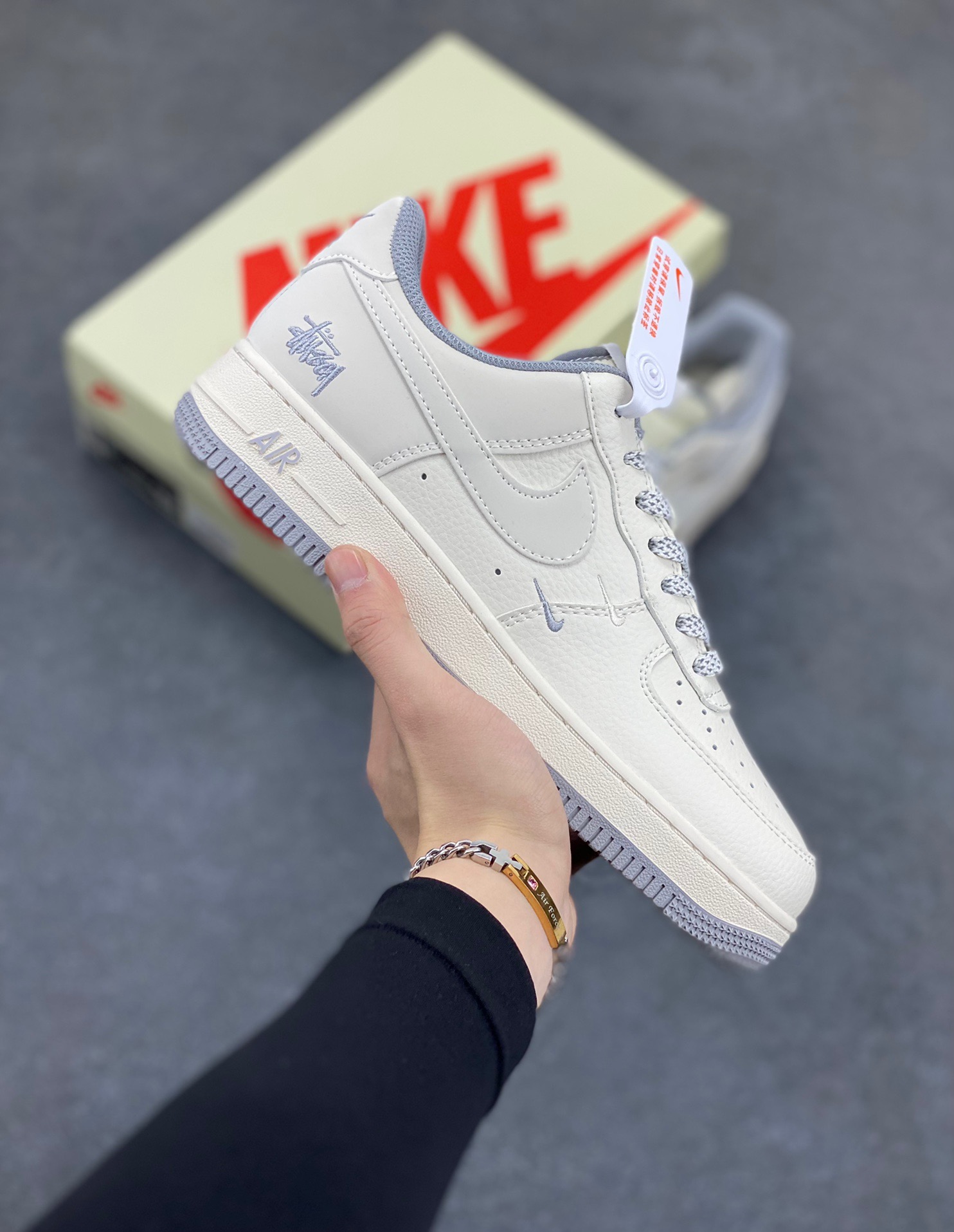 NIke Air Force 1 ‘07 Low “斯图西联名——小双勾灰底”空军一号 低帮 运动鞋 休闲鞋 折边针车 工艺难度大 原楦头原纸板 原装鞋盒 定制五金配件 内置全掌气垫 原厂鞋底 货号：XZ6188-712 尺码：36 36.5 37.5 38 38.5 39 40 40.5 41 42 42.5 43 44 44.5 45-选品中心