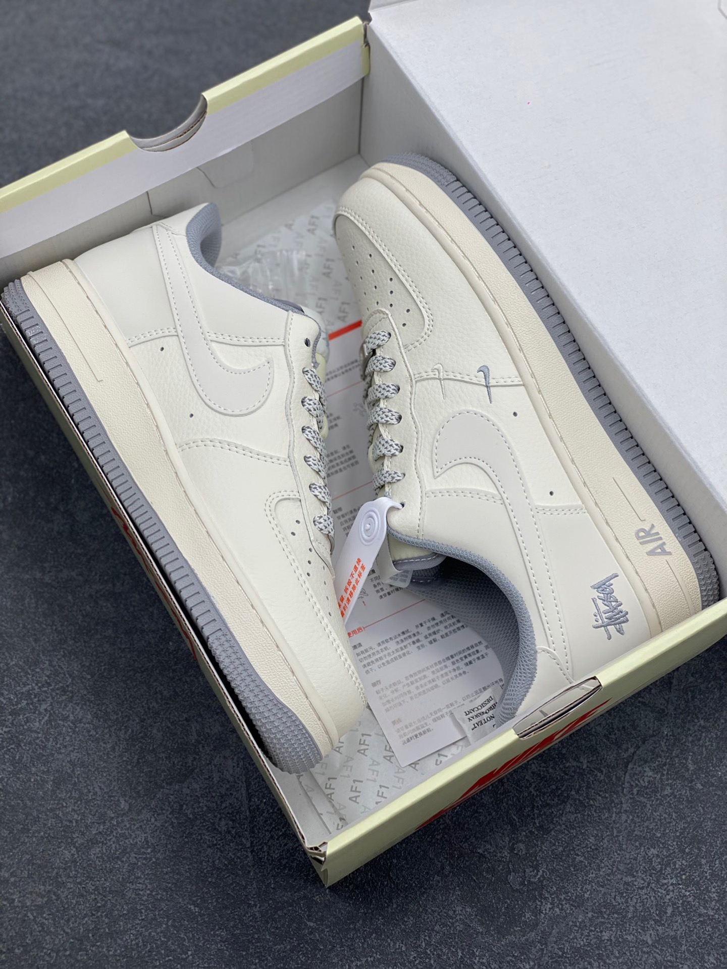 图片[9]-NIke Air Force 1 ‘07 Low “斯图西联名——小双勾灰底”空军一号 低帮 运动鞋 休闲鞋 折边针车 工艺难度大 原楦头原纸板 原装鞋盒 定制五金配件 内置全掌气垫 原厂鞋底 货号：XZ6188-712 尺码：36 36.5 37.5 38 38.5 39 40 40.5 41 42 42.5 43 44 44.5 45-选品中心