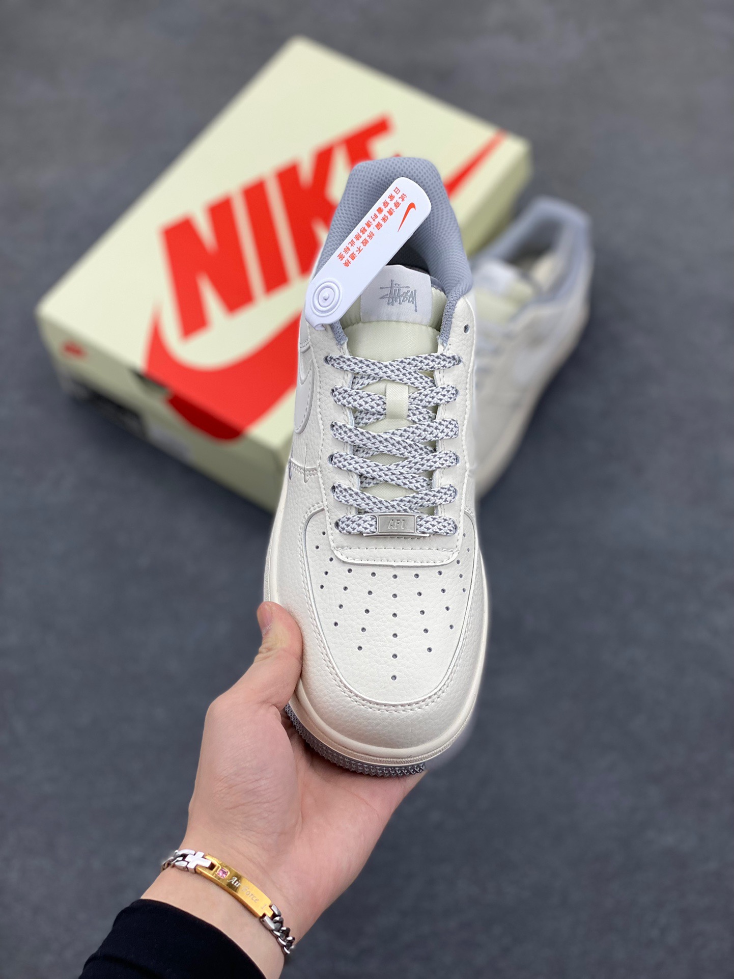 图片[2]-NIke Air Force 1 ‘07 Low “斯图西联名——小双勾灰底”空军一号 低帮 运动鞋 休闲鞋 折边针车 工艺难度大 原楦头原纸板 原装鞋盒 定制五金配件 内置全掌气垫 原厂鞋底 货号：XZ6188-712 尺码：36 36.5 37.5 38 38.5 39 40 40.5 41 42 42.5 43 44 44.5 45-选品中心