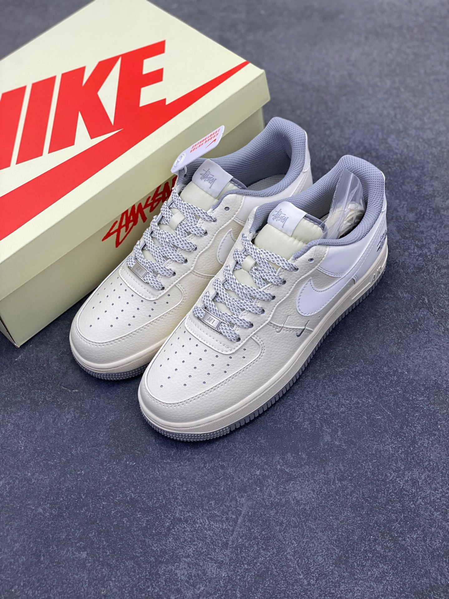 图片[8]-NIke Air Force 1 ‘07 Low “斯图西联名——小双勾灰底”空军一号 低帮 运动鞋 休闲鞋 折边针车 工艺难度大 原楦头原纸板 原装鞋盒 定制五金配件 内置全掌气垫 原厂鞋底 货号：XZ6188-712 尺码：36 36.5 37.5 38 38.5 39 40 40.5 41 42 42.5 43 44 44.5 45-选品中心