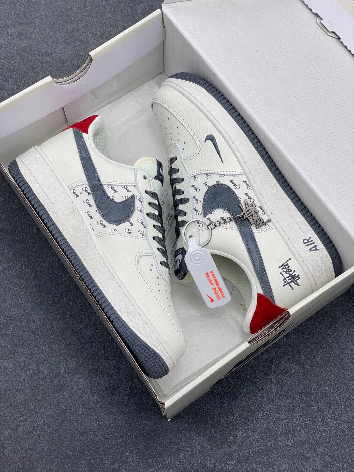 图片[9]-NIke Air Force 1 ‘07 Low “斯图西联名-英文米灰红-”空军一号 低帮 运动鞋 休闲鞋 折边针车 工艺难度大 原楦头原纸板 原装鞋盒 定制五金配件 内置全掌气垫 原厂鞋底 货号：XZ3318-567 尺码：36 36.5 37.5 38 38.5 39 40 40.5 41 42 42.5 43 44 44.5 45-选品中心