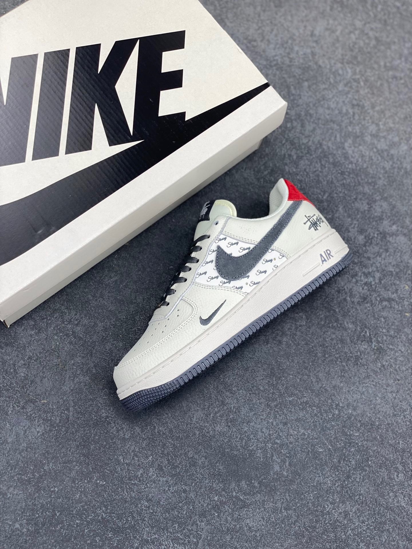 图片[7]-NIke Air Force 1 ‘07 Low “斯图西联名-英文米灰红-”空军一号 低帮 运动鞋 休闲鞋 折边针车 工艺难度大 原楦头原纸板 原装鞋盒 定制五金配件 内置全掌气垫 原厂鞋底 货号：XZ3318-567 尺码：36 36.5 37.5 38 38.5 39 40 40.5 41 42 42.5 43 44 44.5 45-选品中心