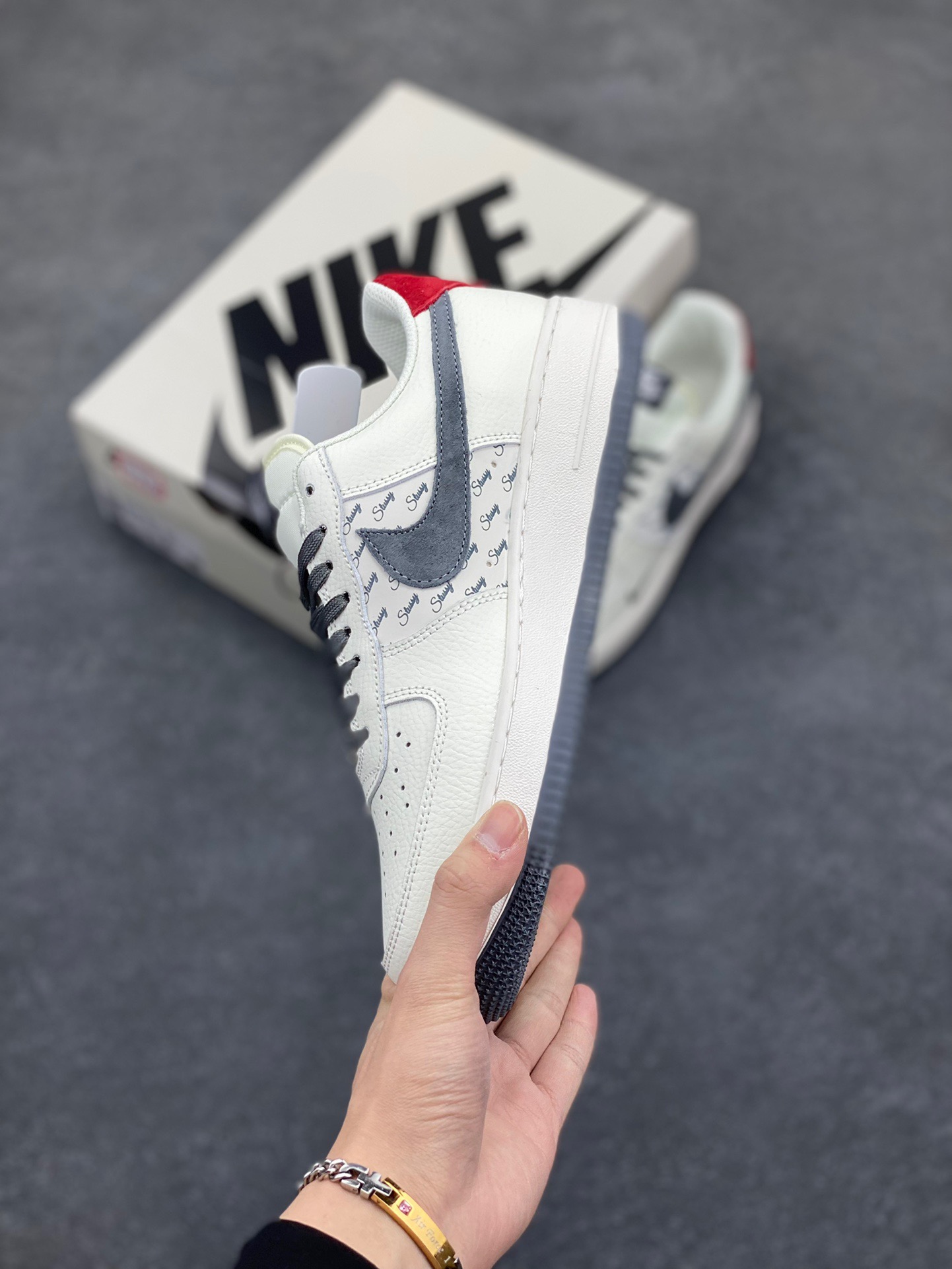 图片[3]-NIke Air Force 1 ‘07 Low “斯图西联名-英文米灰红-”空军一号 低帮 运动鞋 休闲鞋 折边针车 工艺难度大 原楦头原纸板 原装鞋盒 定制五金配件 内置全掌气垫 原厂鞋底 货号：XZ3318-567 尺码：36 36.5 37.5 38 38.5 39 40 40.5 41 42 42.5 43 44 44.5 45-选品中心
