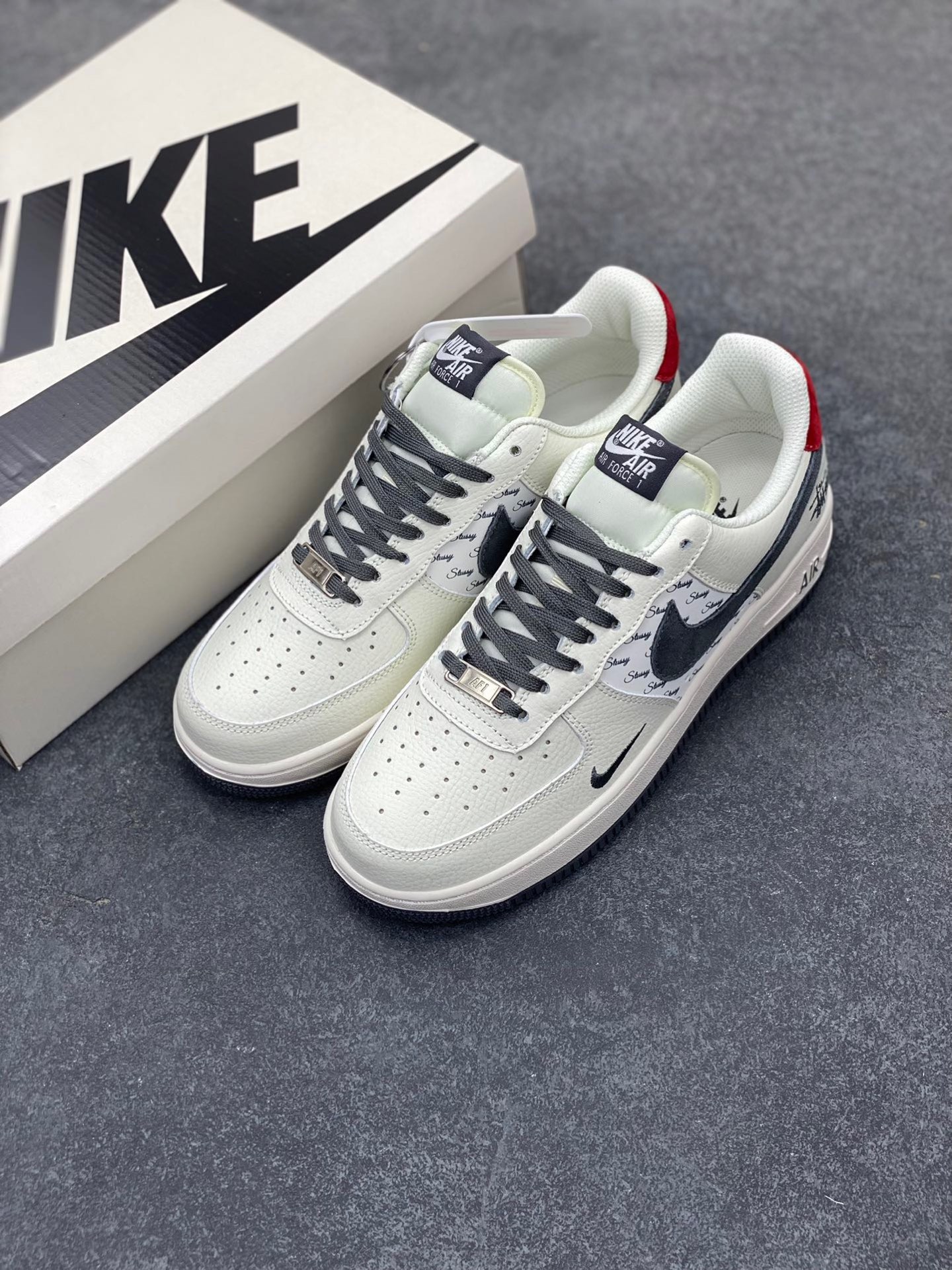 图片[8]-NIke Air Force 1 ‘07 Low “斯图西联名-英文米灰红-”空军一号 低帮 运动鞋 休闲鞋 折边针车 工艺难度大 原楦头原纸板 原装鞋盒 定制五金配件 内置全掌气垫 原厂鞋底 货号：XZ3318-567 尺码：36 36.5 37.5 38 38.5 39 40 40.5 41 42 42.5 43 44 44.5 45-选品中心
