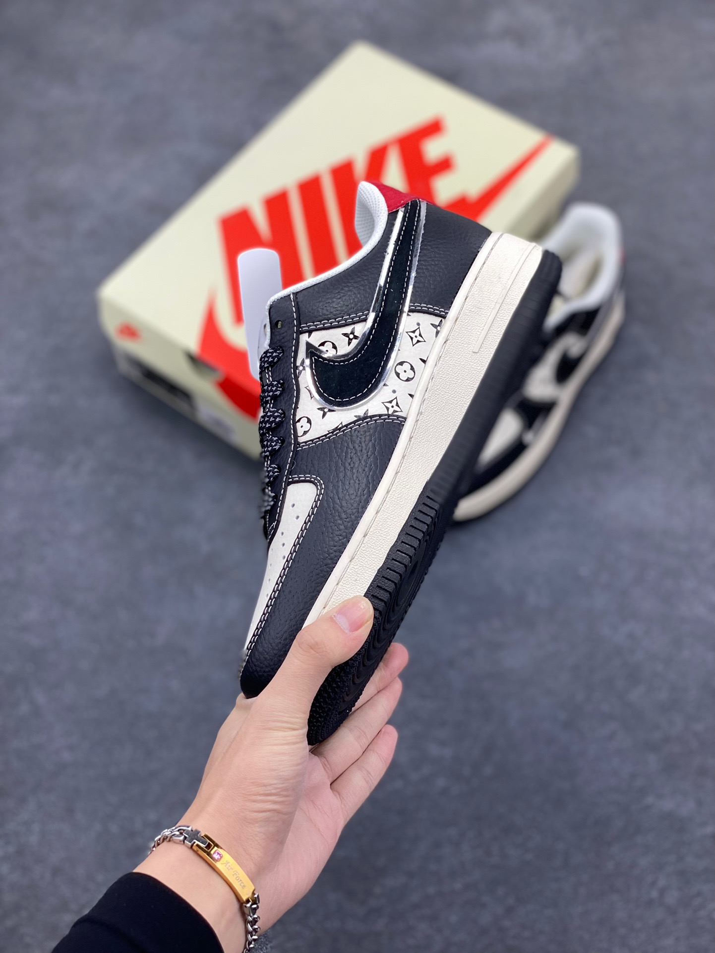 图片[3]-NIke Air Force 1 ‘07 Low “斯图西联名—米黑花纹红尾”空军一号 低帮 运动鞋 休闲鞋 折边针车 工艺难度大 原楦头原纸板 原装鞋盒 定制五金配件 内置全掌气垫 原厂鞋底 货号：XZ6188-339 尺码：36 36.5 37.5 38 38.5 39 40 40.5 41 42 42.5 43 44 44.5 45-选品中心