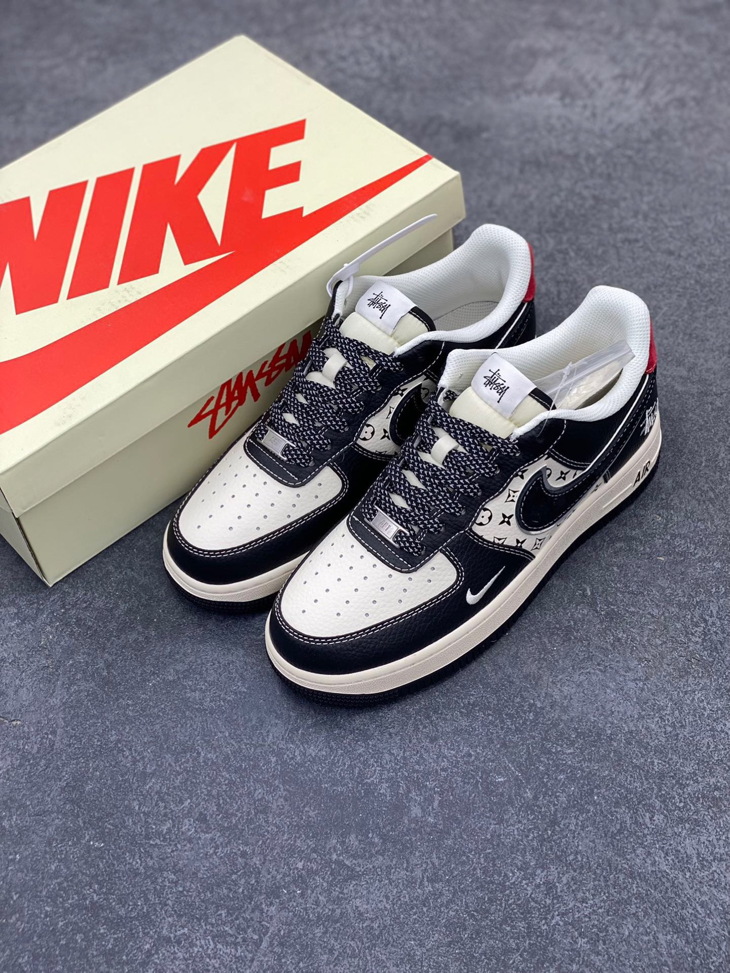 图片[8]-NIke Air Force 1 ‘07 Low “斯图西联名—米黑花纹红尾”空军一号 低帮 运动鞋 休闲鞋 折边针车 工艺难度大 原楦头原纸板 原装鞋盒 定制五金配件 内置全掌气垫 原厂鞋底 货号：XZ6188-339 尺码：36 36.5 37.5 38 38.5 39 40 40.5 41 42 42.5 43 44 44.5 45-选品中心