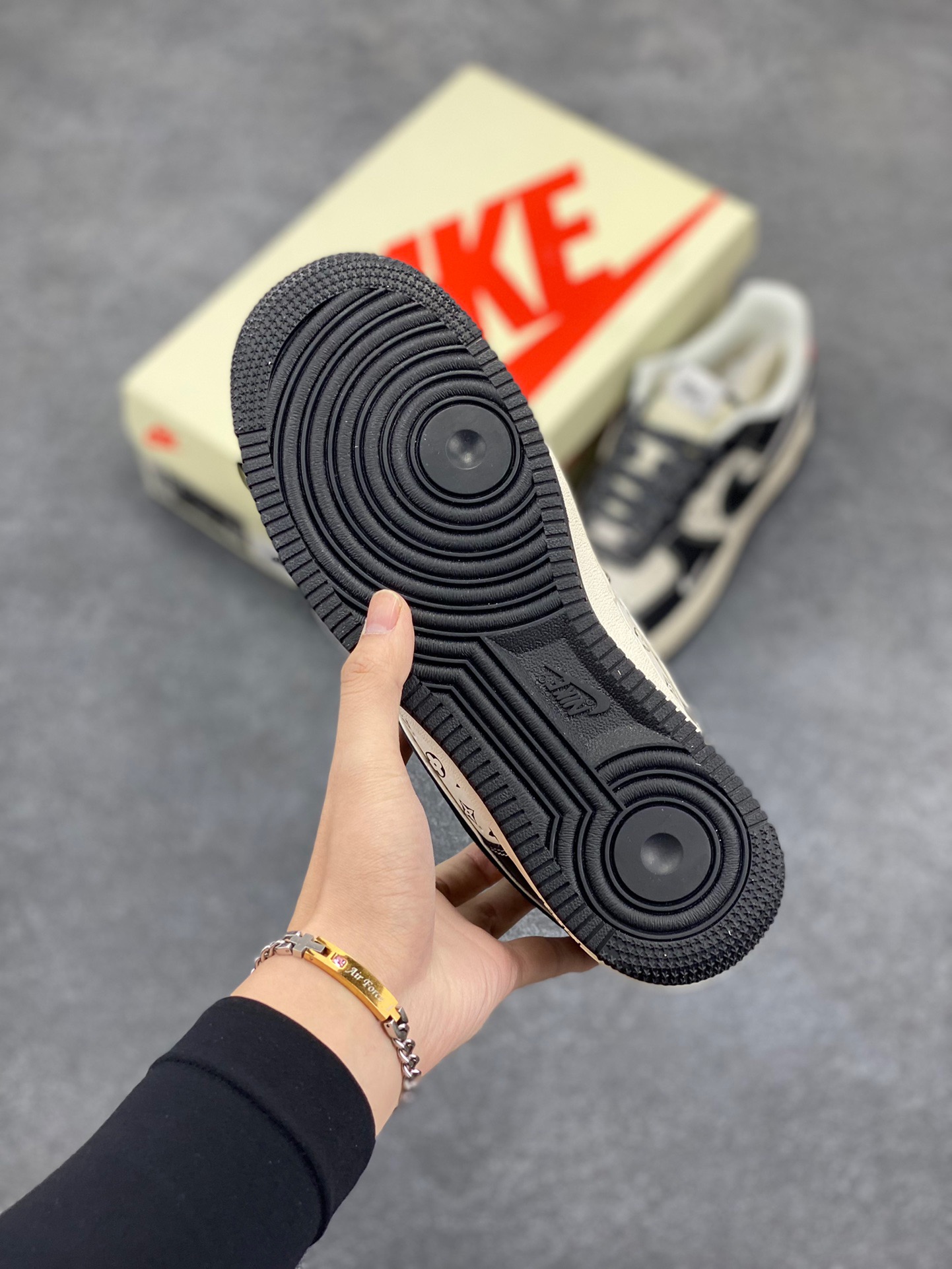 图片[5]-NIke Air Force 1 ‘07 Low “斯图西联名—米黑花纹红尾”空军一号 低帮 运动鞋 休闲鞋 折边针车 工艺难度大 原楦头原纸板 原装鞋盒 定制五金配件 内置全掌气垫 原厂鞋底 货号：XZ6188-339 尺码：36 36.5 37.5 38 38.5 39 40 40.5 41 42 42.5 43 44 44.5 45-选品中心