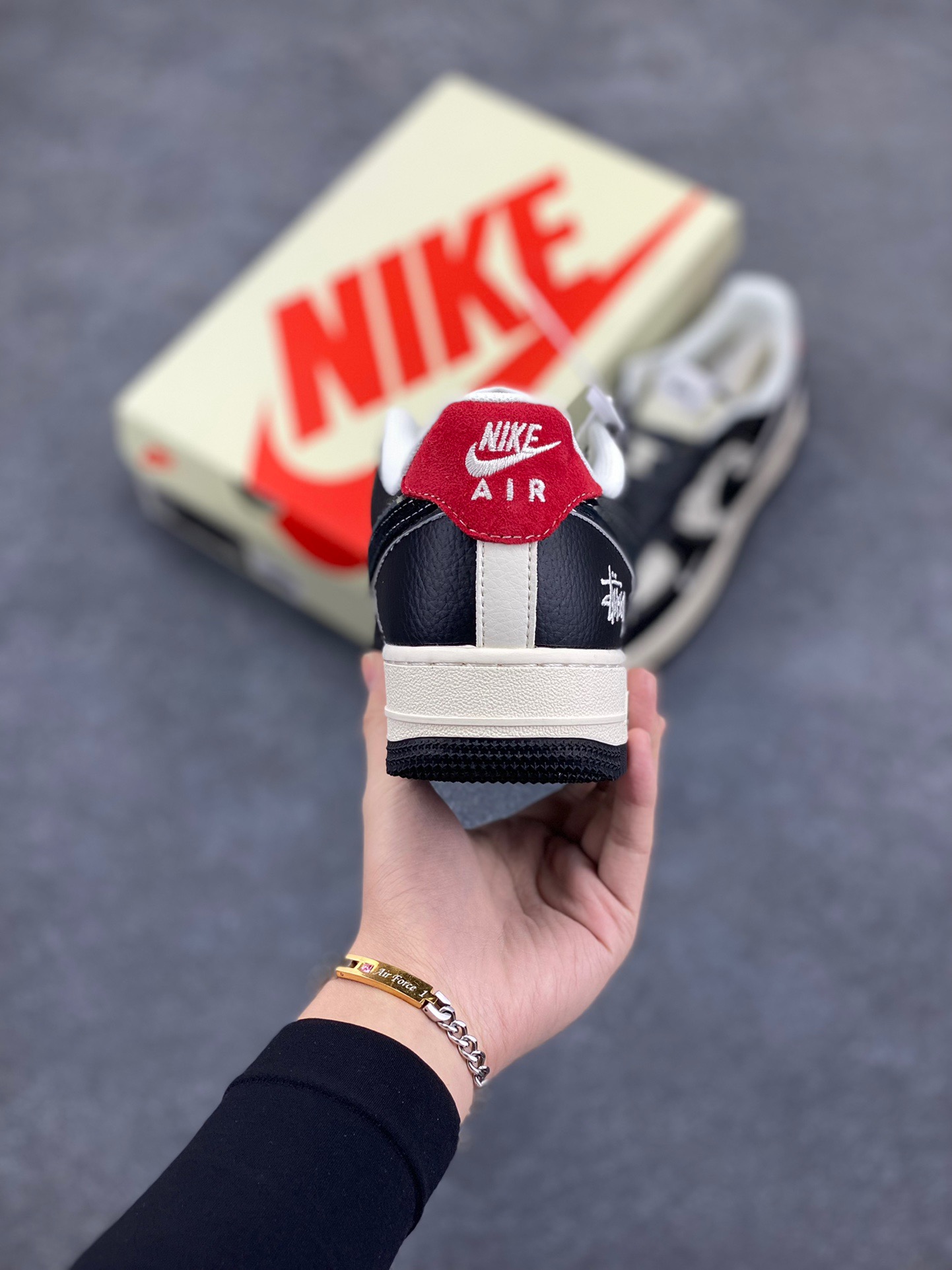 图片[4]-NIke Air Force 1 ‘07 Low “斯图西联名—米黑花纹红尾”空军一号 低帮 运动鞋 休闲鞋 折边针车 工艺难度大 原楦头原纸板 原装鞋盒 定制五金配件 内置全掌气垫 原厂鞋底 货号：XZ6188-339 尺码：36 36.5 37.5 38 38.5 39 40 40.5 41 42 42.5 43 44 44.5 45-选品中心