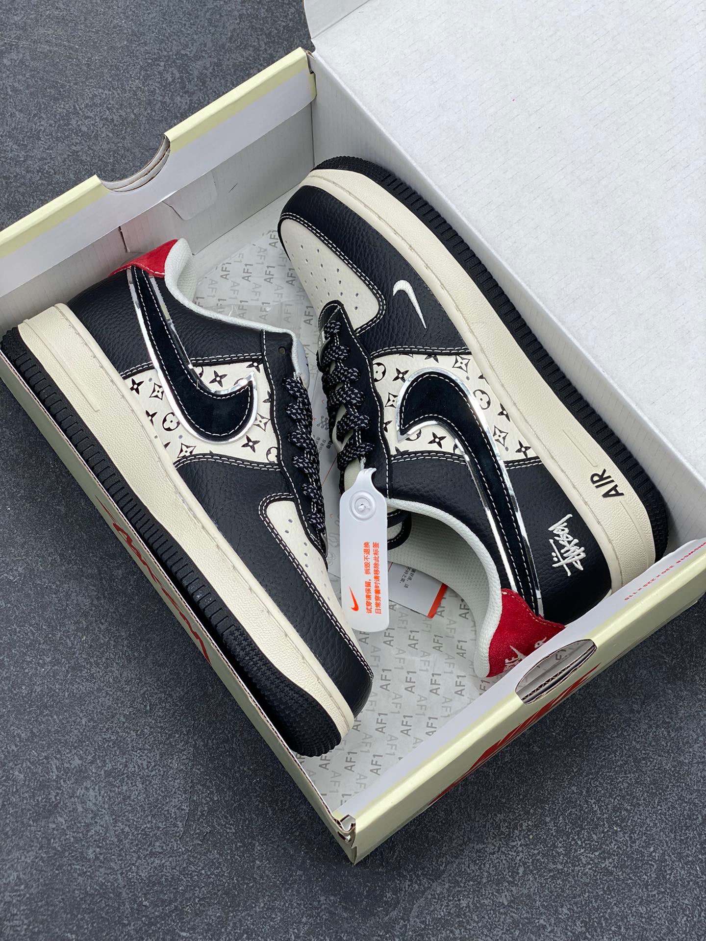 图片[9]-NIke Air Force 1 ‘07 Low “斯图西联名—米黑花纹红尾”空军一号 低帮 运动鞋 休闲鞋 折边针车 工艺难度大 原楦头原纸板 原装鞋盒 定制五金配件 内置全掌气垫 原厂鞋底 货号：XZ6188-339 尺码：36 36.5 37.5 38 38.5 39 40 40.5 41 42 42.5 43 44 44.5 45-选品中心