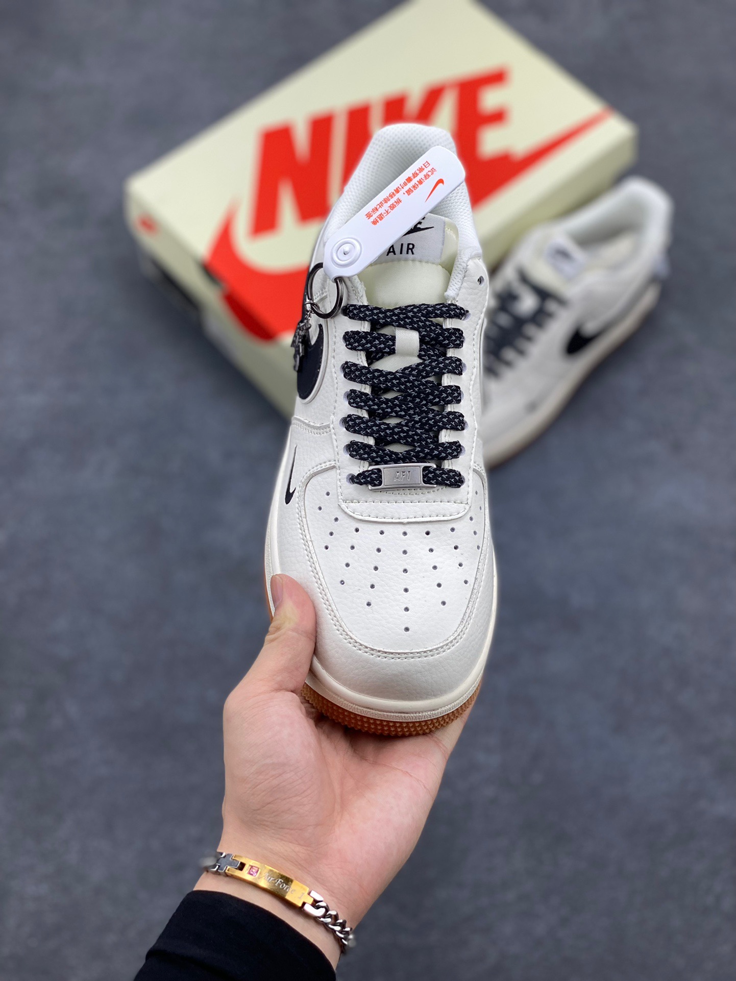 图片[2]-NIke Air Force 1 ‘07 Low “斯图西联名—米黑生胶”空军一号 低帮 运动鞋 休闲鞋 折边针车 工艺难度大 原楦头原纸板 原装鞋盒 定制五金配件 内置全掌气垫 原厂鞋底 货号：XZ5688-001 尺码：36 36.5 37.5 38 38.5 39 40 40.5 41 42 42.5 43 44 44.5 45-选品中心