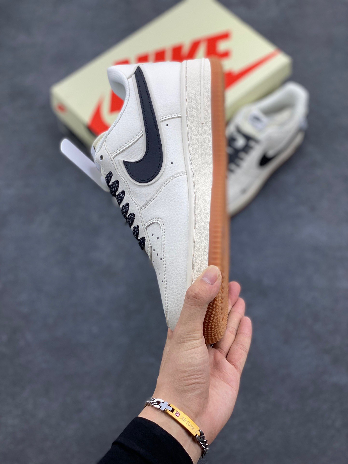 图片[3]-NIke Air Force 1 ‘07 Low “斯图西联名—米黑生胶”空军一号 低帮 运动鞋 休闲鞋 折边针车 工艺难度大 原楦头原纸板 原装鞋盒 定制五金配件 内置全掌气垫 原厂鞋底 货号：XZ5688-001 尺码：36 36.5 37.5 38 38.5 39 40 40.5 41 42 42.5 43 44 44.5 45-选品中心