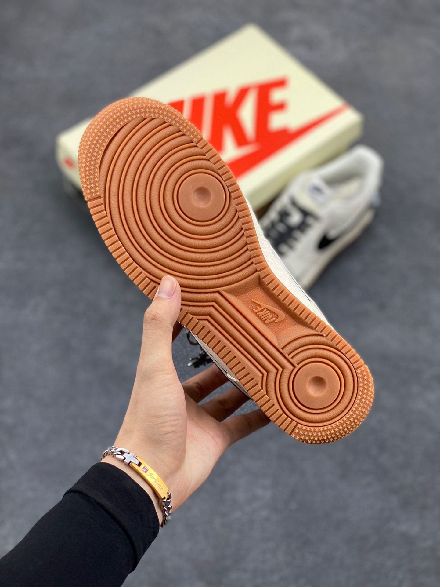 图片[5]-NIke Air Force 1 ‘07 Low “斯图西联名—米黑生胶”空军一号 低帮 运动鞋 休闲鞋 折边针车 工艺难度大 原楦头原纸板 原装鞋盒 定制五金配件 内置全掌气垫 原厂鞋底 货号：XZ5688-001 尺码：36 36.5 37.5 38 38.5 39 40 40.5 41 42 42.5 43 44 44.5 45-选品中心