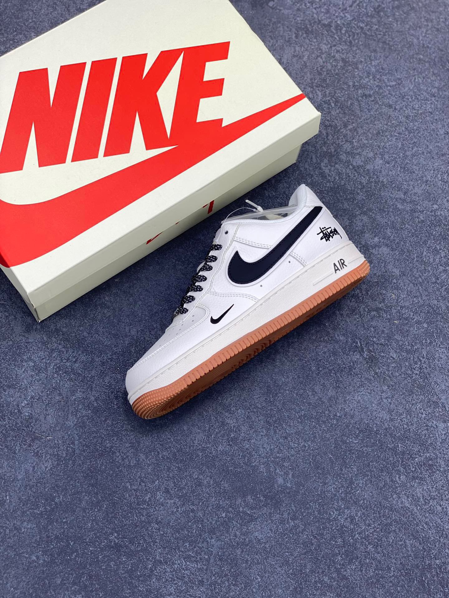 图片[7]-NIke Air Force 1 ‘07 Low “斯图西联名—米黑生胶”空军一号 低帮 运动鞋 休闲鞋 折边针车 工艺难度大 原楦头原纸板 原装鞋盒 定制五金配件 内置全掌气垫 原厂鞋底 货号：XZ5688-001 尺码：36 36.5 37.5 38 38.5 39 40 40.5 41 42 42.5 43 44 44.5 45-选品中心
