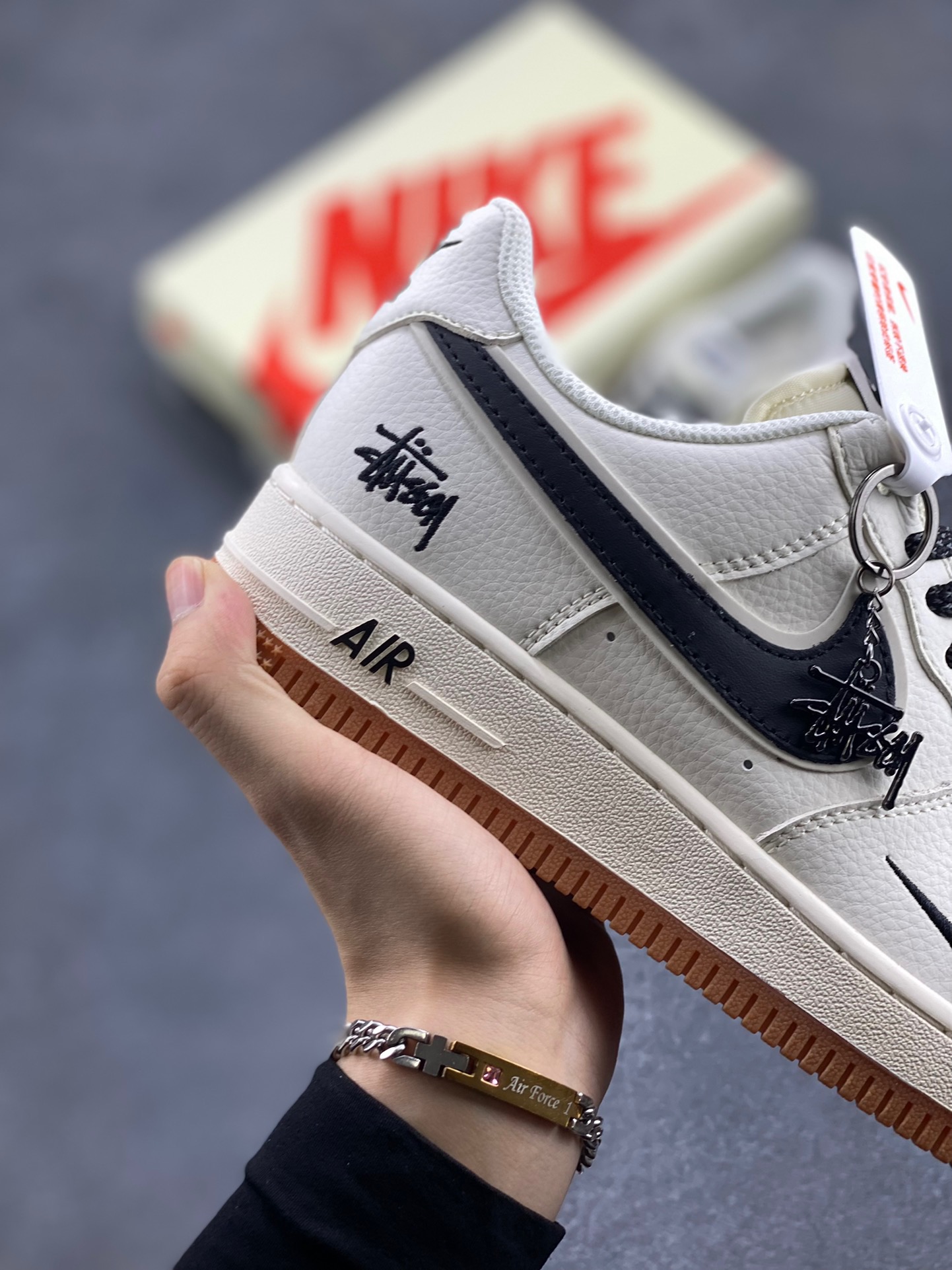 图片[6]-NIke Air Force 1 ‘07 Low “斯图西联名—米黑生胶”空军一号 低帮 运动鞋 休闲鞋 折边针车 工艺难度大 原楦头原纸板 原装鞋盒 定制五金配件 内置全掌气垫 原厂鞋底 货号：XZ5688-001 尺码：36 36.5 37.5 38 38.5 39 40 40.5 41 42 42.5 43 44 44.5 45-选品中心