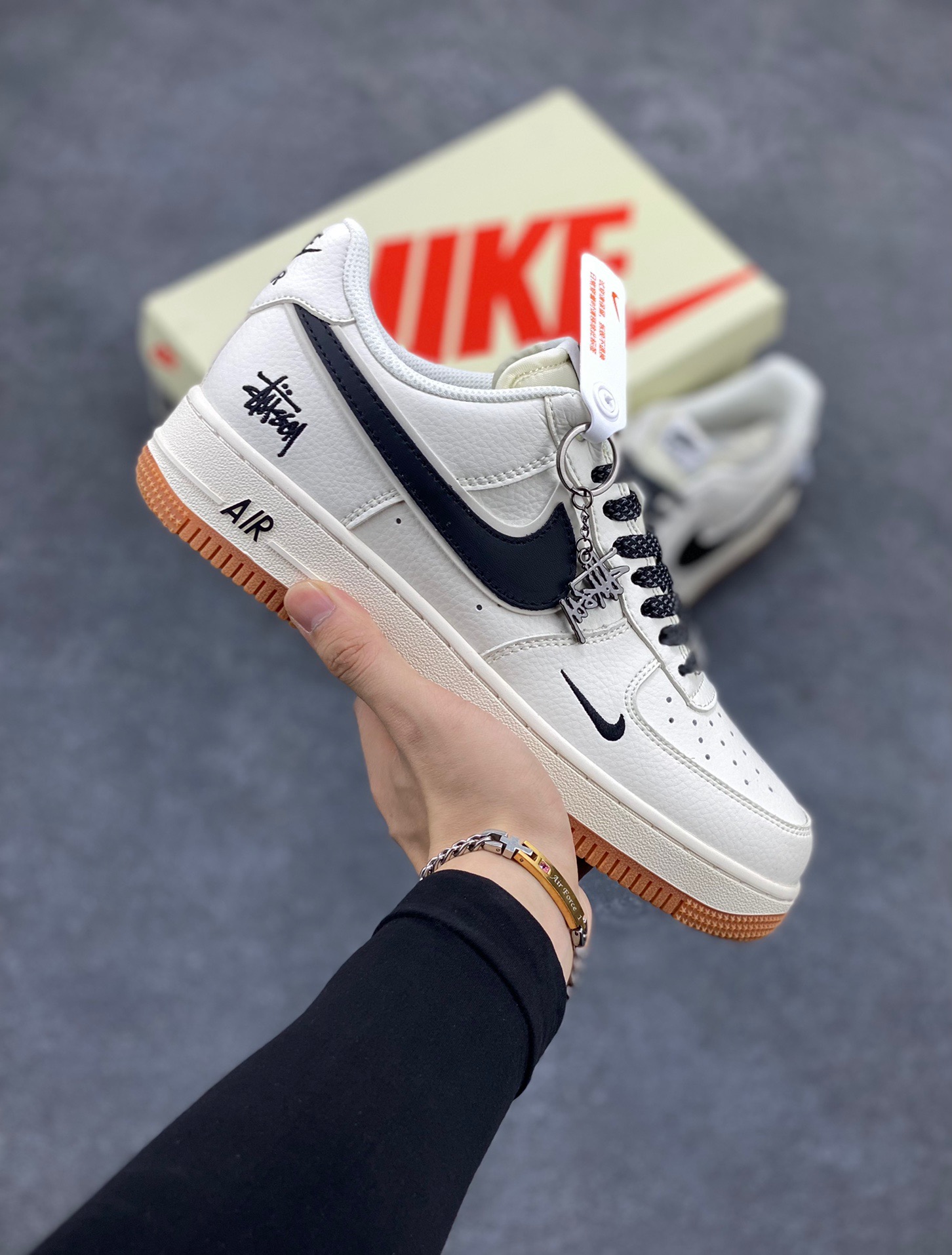 NIke Air Force 1 ‘07 Low “斯图西联名—米黑生胶”空军一号 低帮 运动鞋 休闲鞋 折边针车 工艺难度大 原楦头原纸板 原装鞋盒 定制五金配件 内置全掌气垫 原厂鞋底 货号：XZ5688-001 尺码：36 36.5 37.5 38 38.5 39 40 40.5 41 42 42.5 43 44 44.5 45-选品中心