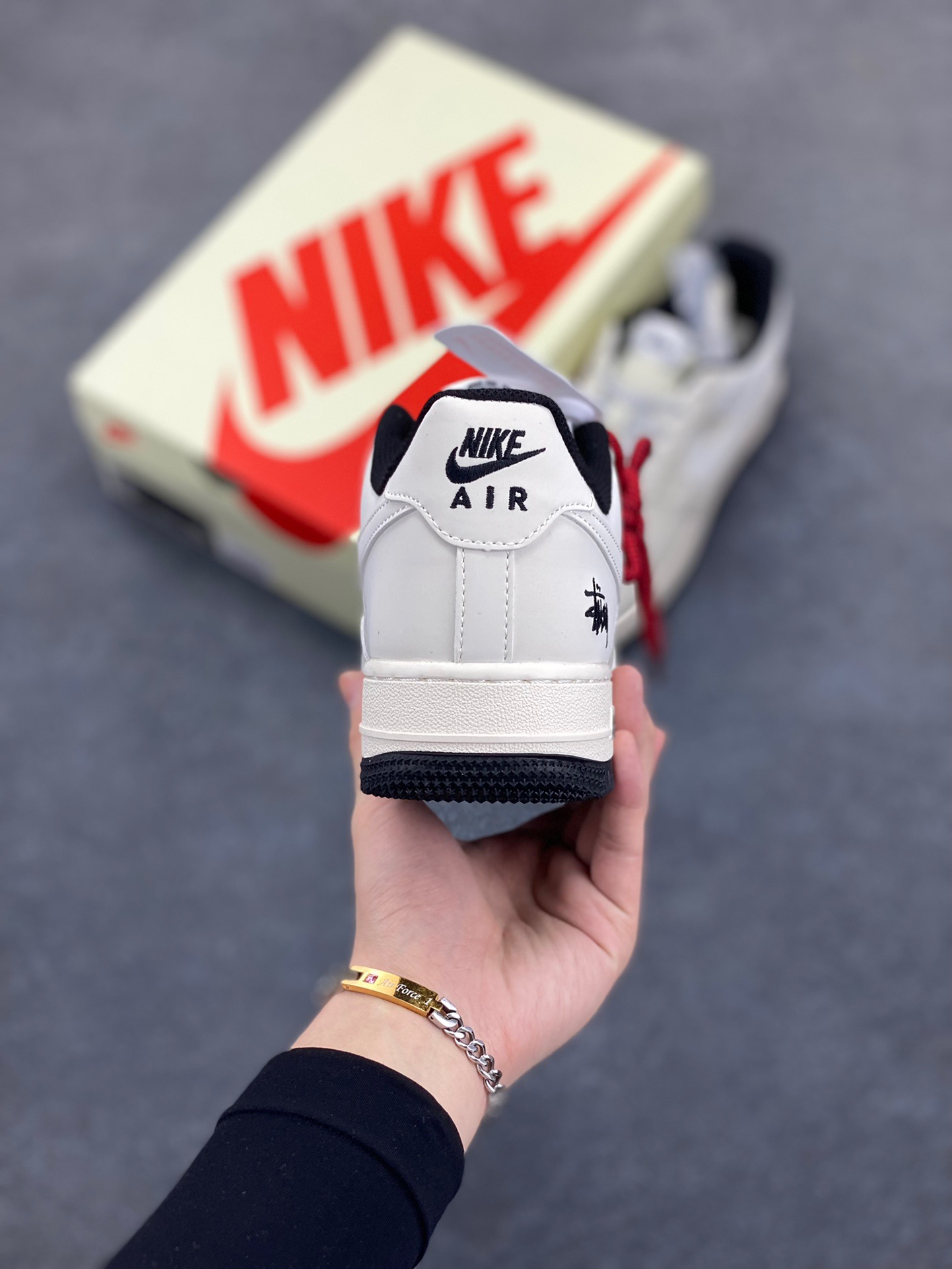 图片[4]-NIke Air Force 1 ‘07 Low “斯图西联名——小双勾黑底”空军一号 低帮 运动鞋 休闲鞋 折边针车 工艺难度大 原楦头原纸板 原装鞋盒 定制五金配件 内置全掌气垫 原厂鞋底 货号：XZ6188-713 尺码：36 36.5 37.5 38 38.5 39 40 40.5 41 42 42.5 43 44 44.5 45-选品中心