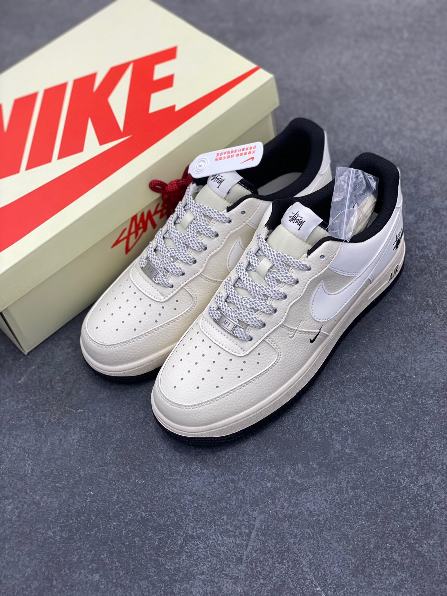 图片[8]-NIke Air Force 1 ‘07 Low “斯图西联名——小双勾黑底”空军一号 低帮 运动鞋 休闲鞋 折边针车 工艺难度大 原楦头原纸板 原装鞋盒 定制五金配件 内置全掌气垫 原厂鞋底 货号：XZ6188-713 尺码：36 36.5 37.5 38 38.5 39 40 40.5 41 42 42.5 43 44 44.5 45-选品中心