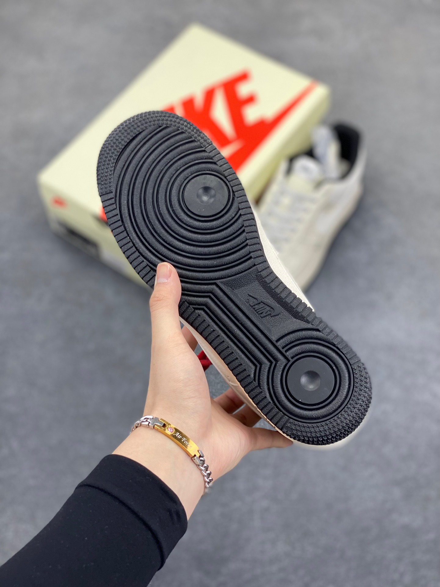 图片[5]-NIke Air Force 1 ‘07 Low “斯图西联名——小双勾黑底”空军一号 低帮 运动鞋 休闲鞋 折边针车 工艺难度大 原楦头原纸板 原装鞋盒 定制五金配件 内置全掌气垫 原厂鞋底 货号：XZ6188-713 尺码：36 36.5 37.5 38 38.5 39 40 40.5 41 42 42.5 43 44 44.5 45-选品中心