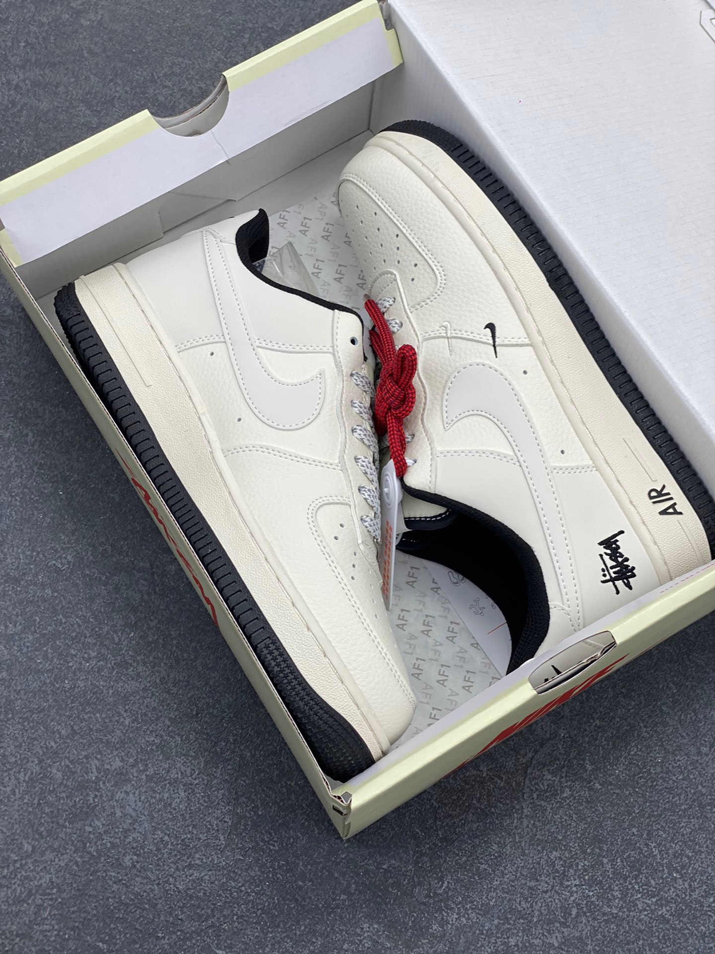 图片[9]-NIke Air Force 1 ‘07 Low “斯图西联名——小双勾黑底”空军一号 低帮 运动鞋 休闲鞋 折边针车 工艺难度大 原楦头原纸板 原装鞋盒 定制五金配件 内置全掌气垫 原厂鞋底 货号：XZ6188-713 尺码：36 36.5 37.5 38 38.5 39 40 40.5 41 42 42.5 43 44 44.5 45-选品中心