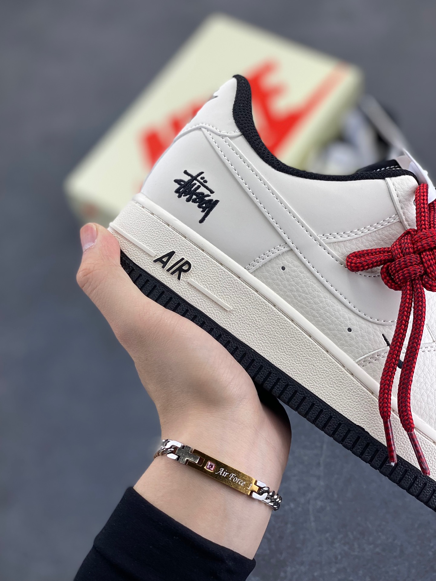 图片[6]-NIke Air Force 1 ‘07 Low “斯图西联名——小双勾黑底”空军一号 低帮 运动鞋 休闲鞋 折边针车 工艺难度大 原楦头原纸板 原装鞋盒 定制五金配件 内置全掌气垫 原厂鞋底 货号：XZ6188-713 尺码：36 36.5 37.5 38 38.5 39 40 40.5 41 42 42.5 43 44 44.5 45-选品中心