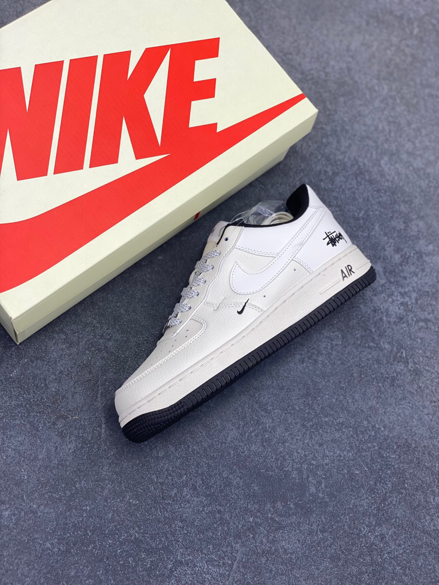 图片[7]-NIke Air Force 1 ‘07 Low “斯图西联名——小双勾黑底”空军一号 低帮 运动鞋 休闲鞋 折边针车 工艺难度大 原楦头原纸板 原装鞋盒 定制五金配件 内置全掌气垫 原厂鞋底 货号：XZ6188-713 尺码：36 36.5 37.5 38 38.5 39 40 40.5 41 42 42.5 43 44 44.5 45-选品中心