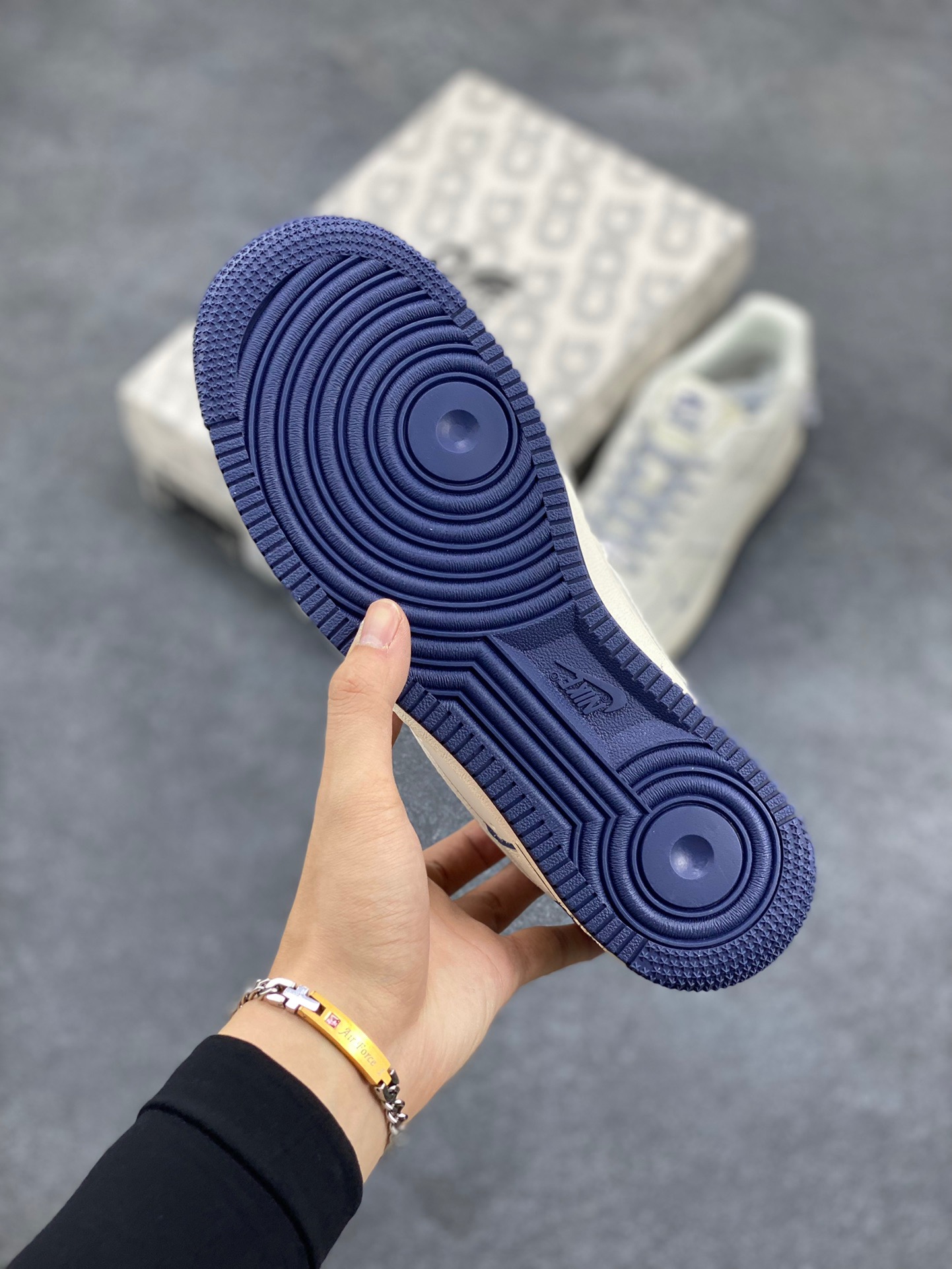 图片[5]-NIke Air Force 1 ‘07 Low “Supreme北面联名—米白透心蓝”空军一号 低帮 运动鞋 休闲鞋 折边针车 工艺难度大 原楦头原纸板 原装鞋盒 定制五金配件 内置全掌气垫 原厂鞋底 货号：XZ1996-130 尺码：36 36.5 37.5 38 38.5 39 40 40.5 41 42 42.5 43 44 44.5 45-选品中心