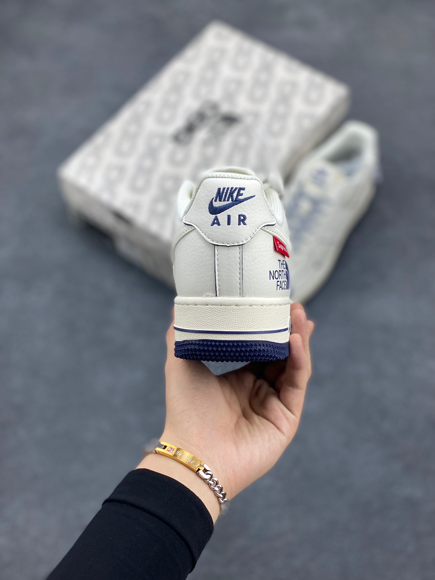 图片[4]-NIke Air Force 1 ‘07 Low “Supreme北面联名—米白透心蓝”空军一号 低帮 运动鞋 休闲鞋 折边针车 工艺难度大 原楦头原纸板 原装鞋盒 定制五金配件 内置全掌气垫 原厂鞋底 货号：XZ1996-130 尺码：36 36.5 37.5 38 38.5 39 40 40.5 41 42 42.5 43 44 44.5 45-选品中心