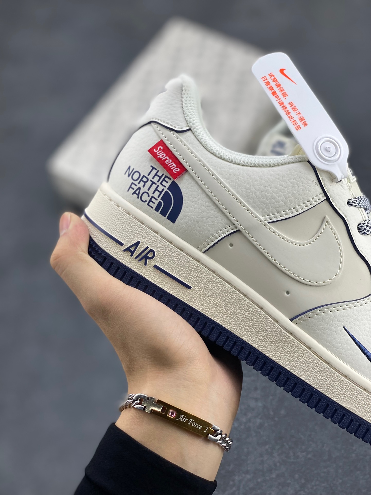 图片[6]-NIke Air Force 1 ‘07 Low “Supreme北面联名—米白透心蓝”空军一号 低帮 运动鞋 休闲鞋 折边针车 工艺难度大 原楦头原纸板 原装鞋盒 定制五金配件 内置全掌气垫 原厂鞋底 货号：XZ1996-130 尺码：36 36.5 37.5 38 38.5 39 40 40.5 41 42 42.5 43 44 44.5 45-选品中心