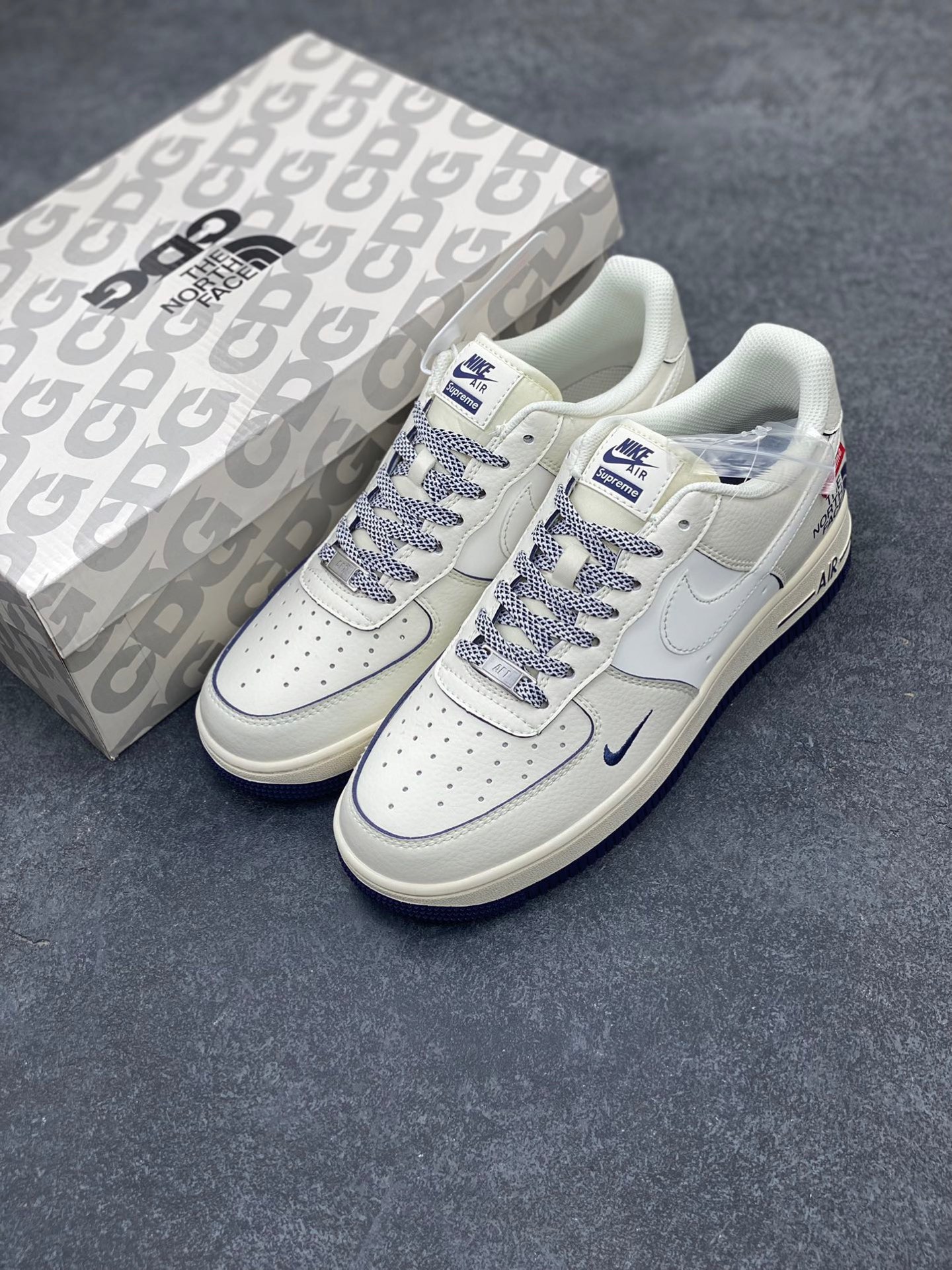 图片[8]-NIke Air Force 1 ‘07 Low “Supreme北面联名—米白透心蓝”空军一号 低帮 运动鞋 休闲鞋 折边针车 工艺难度大 原楦头原纸板 原装鞋盒 定制五金配件 内置全掌气垫 原厂鞋底 货号：XZ1996-130 尺码：36 36.5 37.5 38 38.5 39 40 40.5 41 42 42.5 43 44 44.5 45-选品中心