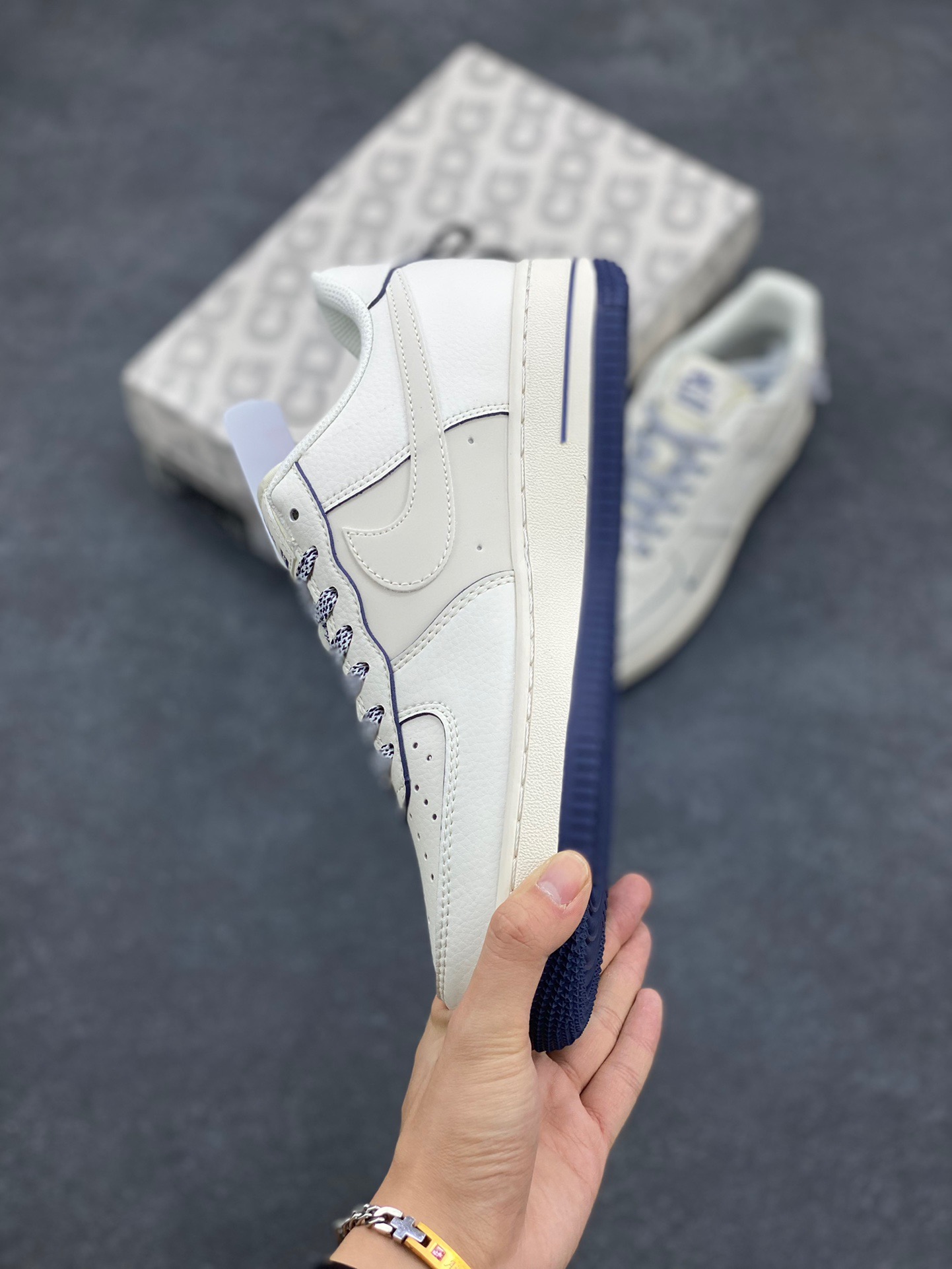 图片[3]-NIke Air Force 1 ‘07 Low “Supreme北面联名—米白透心蓝”空军一号 低帮 运动鞋 休闲鞋 折边针车 工艺难度大 原楦头原纸板 原装鞋盒 定制五金配件 内置全掌气垫 原厂鞋底 货号：XZ1996-130 尺码：36 36.5 37.5 38 38.5 39 40 40.5 41 42 42.5 43 44 44.5 45-选品中心