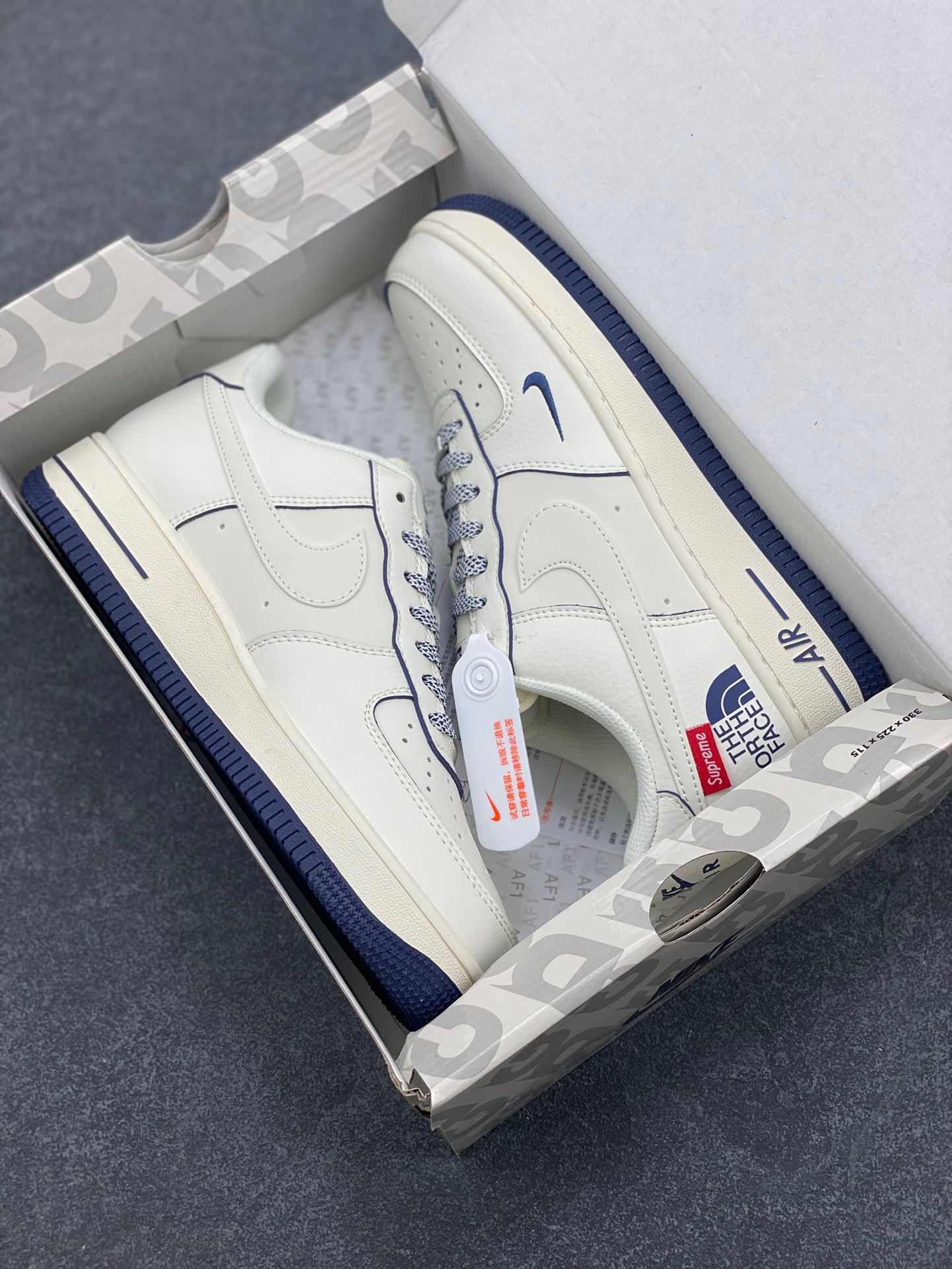 图片[9]-NIke Air Force 1 ‘07 Low “Supreme北面联名—米白透心蓝”空军一号 低帮 运动鞋 休闲鞋 折边针车 工艺难度大 原楦头原纸板 原装鞋盒 定制五金配件 内置全掌气垫 原厂鞋底 货号：XZ1996-130 尺码：36 36.5 37.5 38 38.5 39 40 40.5 41 42 42.5 43 44 44.5 45-选品中心