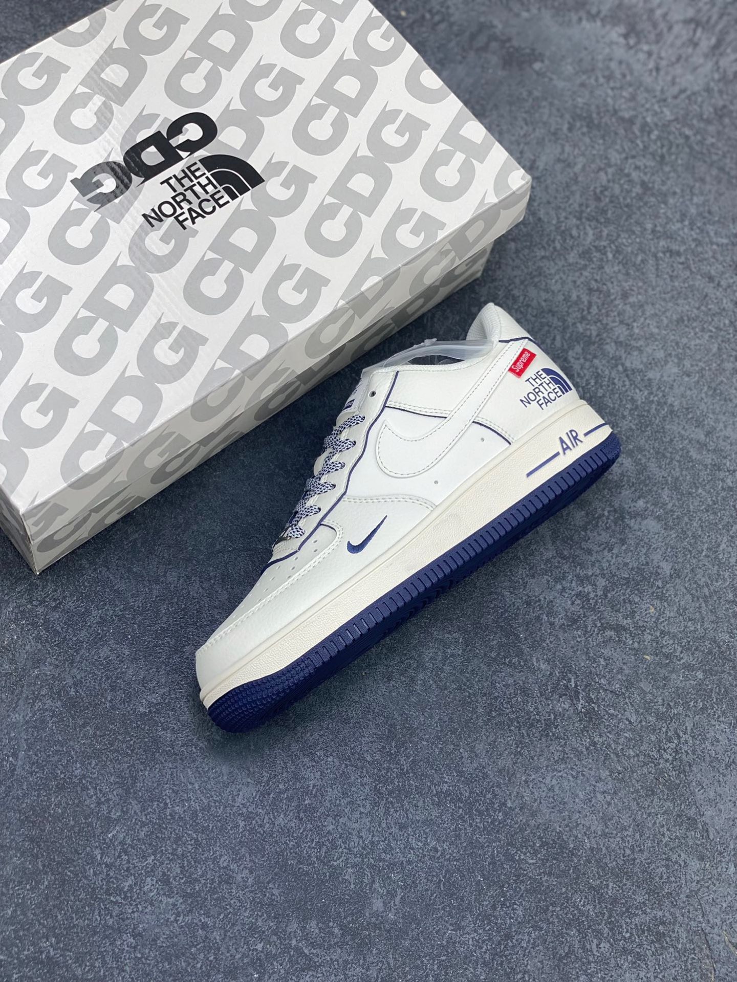 图片[7]-NIke Air Force 1 ‘07 Low “Supreme北面联名—米白透心蓝”空军一号 低帮 运动鞋 休闲鞋 折边针车 工艺难度大 原楦头原纸板 原装鞋盒 定制五金配件 内置全掌气垫 原厂鞋底 货号：XZ1996-130 尺码：36 36.5 37.5 38 38.5 39 40 40.5 41 42 42.5 43 44 44.5 45-选品中心