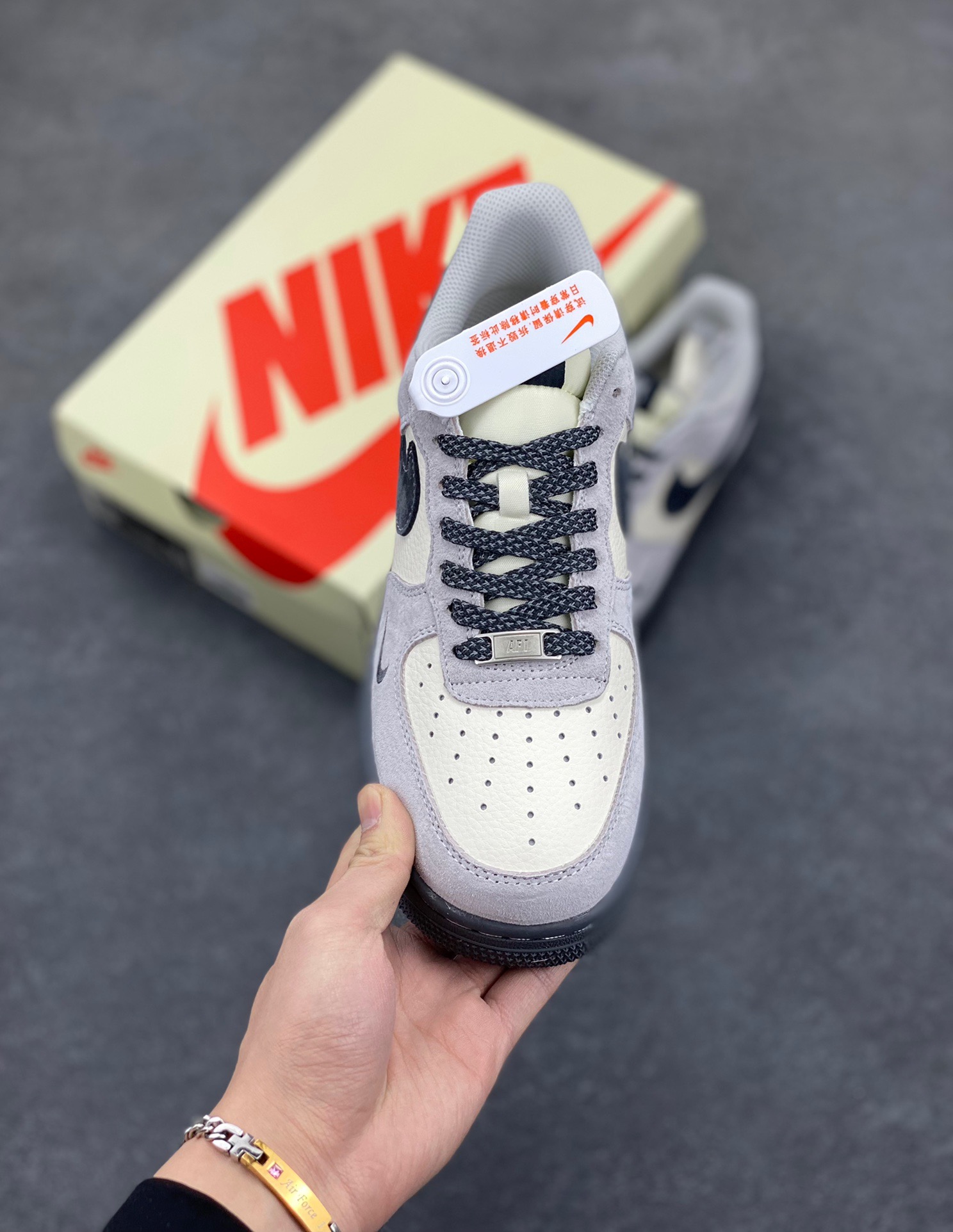 图片[2]-NIke Air Force 1 ‘07 Low “斯图西联名——米灰墨玉底”空军一号 低帮 运动鞋 休闲鞋 折边针车 工艺难度大 原楦头原纸板 原装鞋盒 定制五金配件 内置全掌气垫 原厂鞋底 货号：XZ6188-196 尺码：36 36.5 37.5 38 38.5 39 40 40.5 41 42 42.5 43 44 44.5 45-选品中心