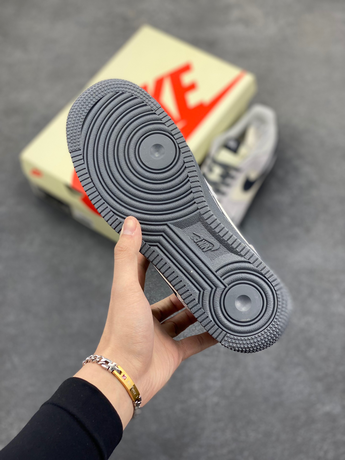 图片[5]-NIke Air Force 1 ‘07 Low “斯图西联名——米灰墨玉底”空军一号 低帮 运动鞋 休闲鞋 折边针车 工艺难度大 原楦头原纸板 原装鞋盒 定制五金配件 内置全掌气垫 原厂鞋底 货号：XZ6188-196 尺码：36 36.5 37.5 38 38.5 39 40 40.5 41 42 42.5 43 44 44.5 45-选品中心