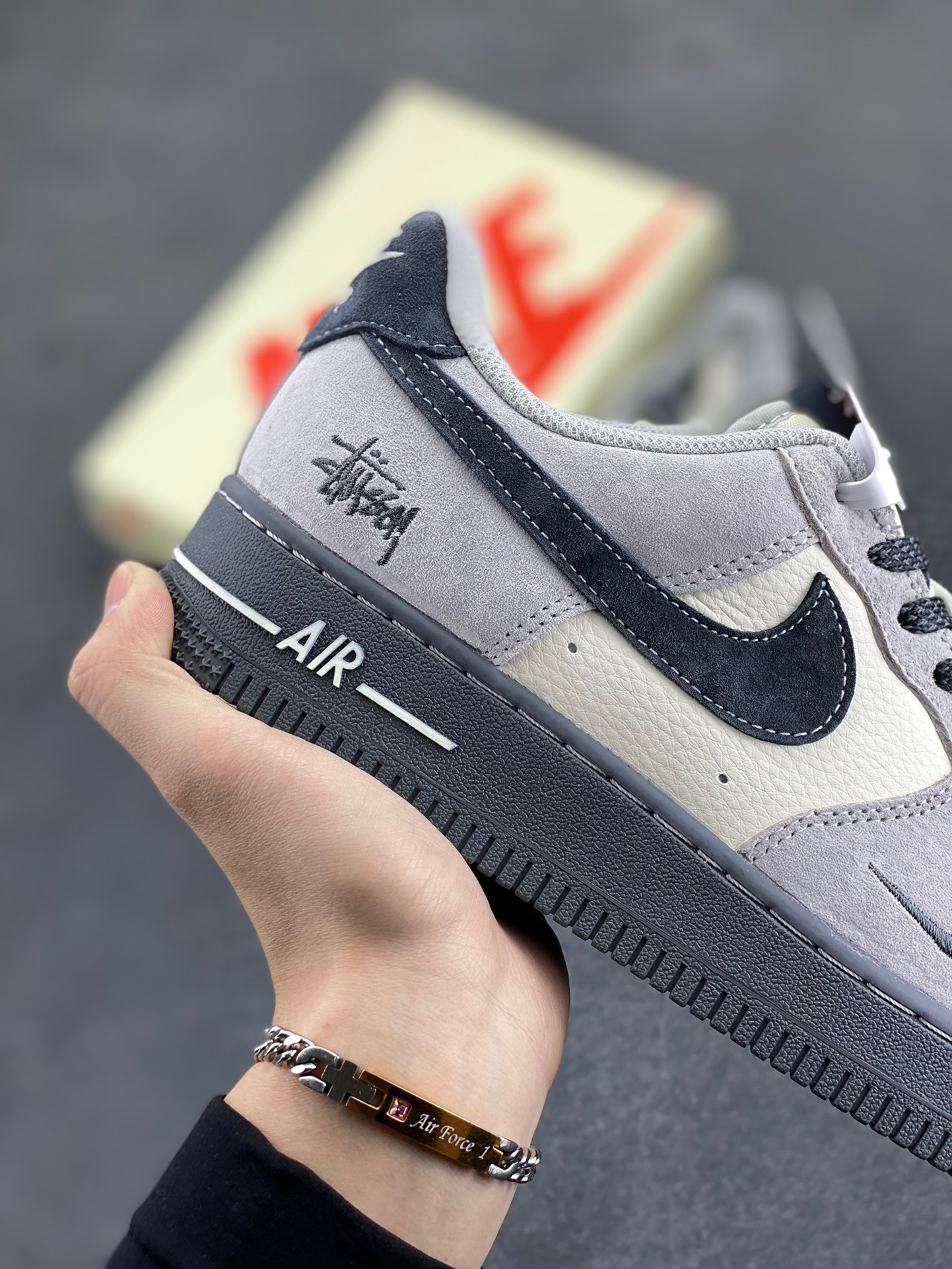 图片[6]-NIke Air Force 1 ‘07 Low “斯图西联名——米灰墨玉底”空军一号 低帮 运动鞋 休闲鞋 折边针车 工艺难度大 原楦头原纸板 原装鞋盒 定制五金配件 内置全掌气垫 原厂鞋底 货号：XZ6188-196 尺码：36 36.5 37.5 38 38.5 39 40 40.5 41 42 42.5 43 44 44.5 45-选品中心