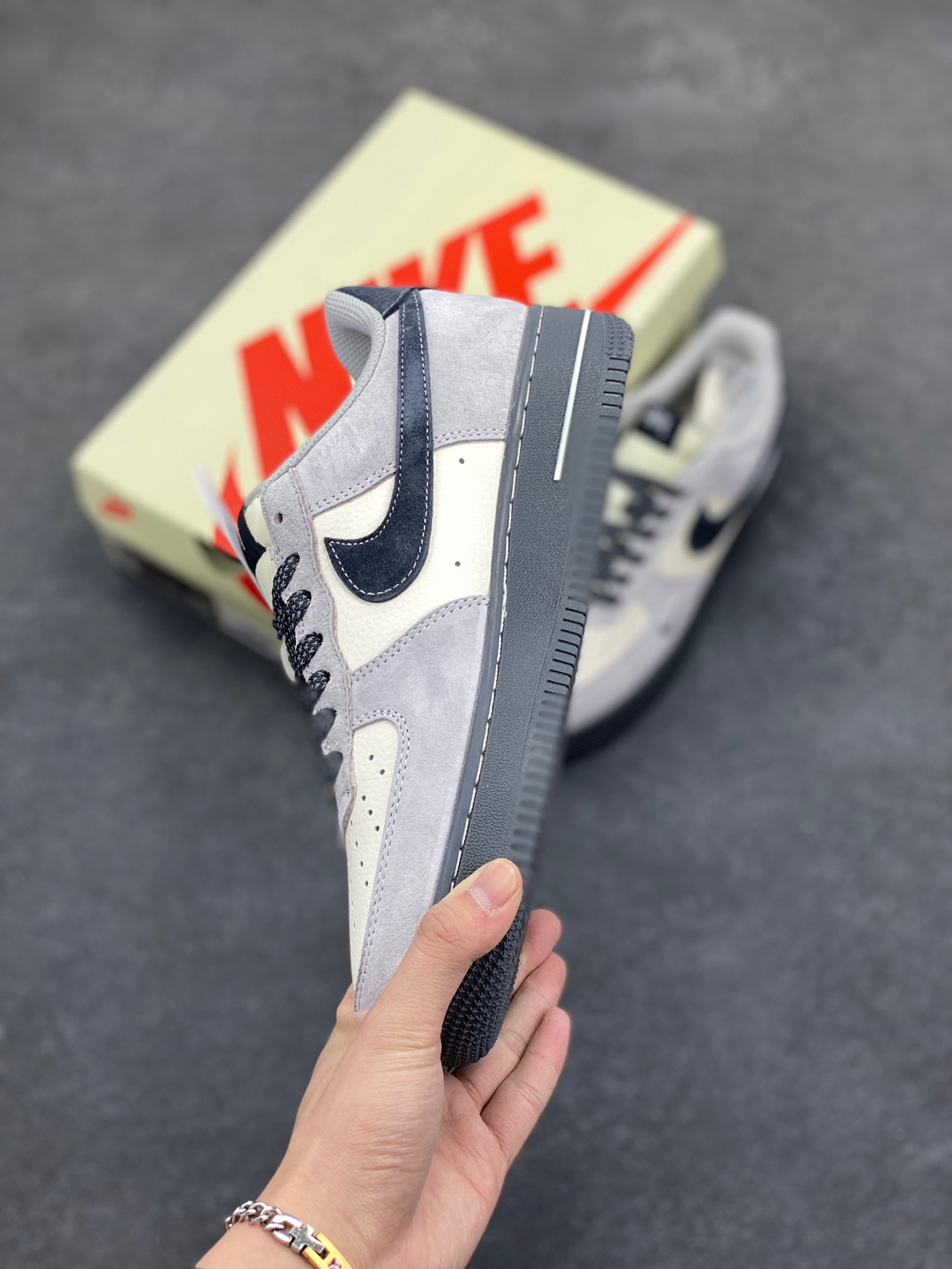 图片[3]-NIke Air Force 1 ‘07 Low “斯图西联名——米灰墨玉底”空军一号 低帮 运动鞋 休闲鞋 折边针车 工艺难度大 原楦头原纸板 原装鞋盒 定制五金配件 内置全掌气垫 原厂鞋底 货号：XZ6188-196 尺码：36 36.5 37.5 38 38.5 39 40 40.5 41 42 42.5 43 44 44.5 45-选品中心