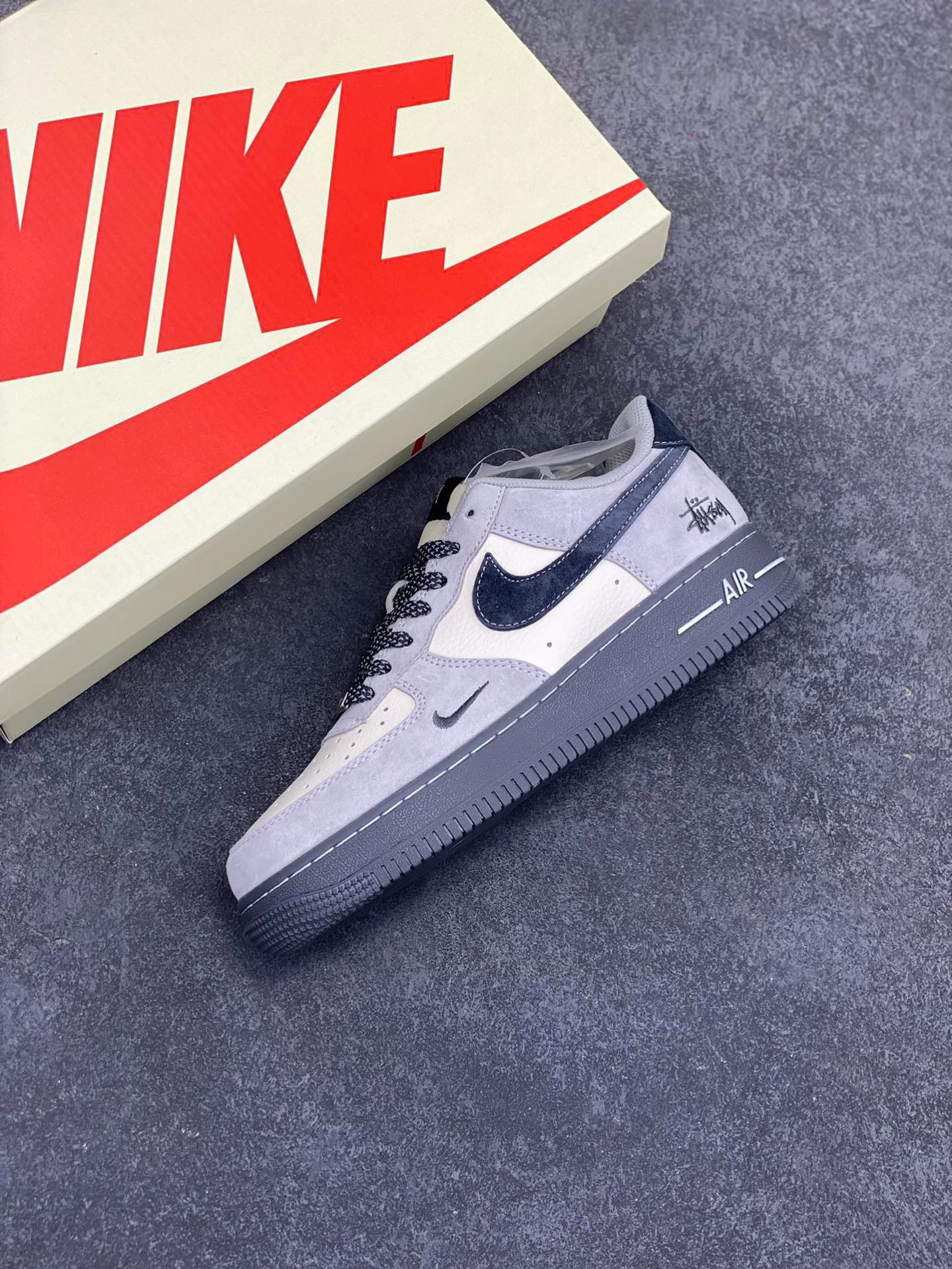 图片[7]-NIke Air Force 1 ‘07 Low “斯图西联名——米灰墨玉底”空军一号 低帮 运动鞋 休闲鞋 折边针车 工艺难度大 原楦头原纸板 原装鞋盒 定制五金配件 内置全掌气垫 原厂鞋底 货号：XZ6188-196 尺码：36 36.5 37.5 38 38.5 39 40 40.5 41 42 42.5 43 44 44.5 45-选品中心