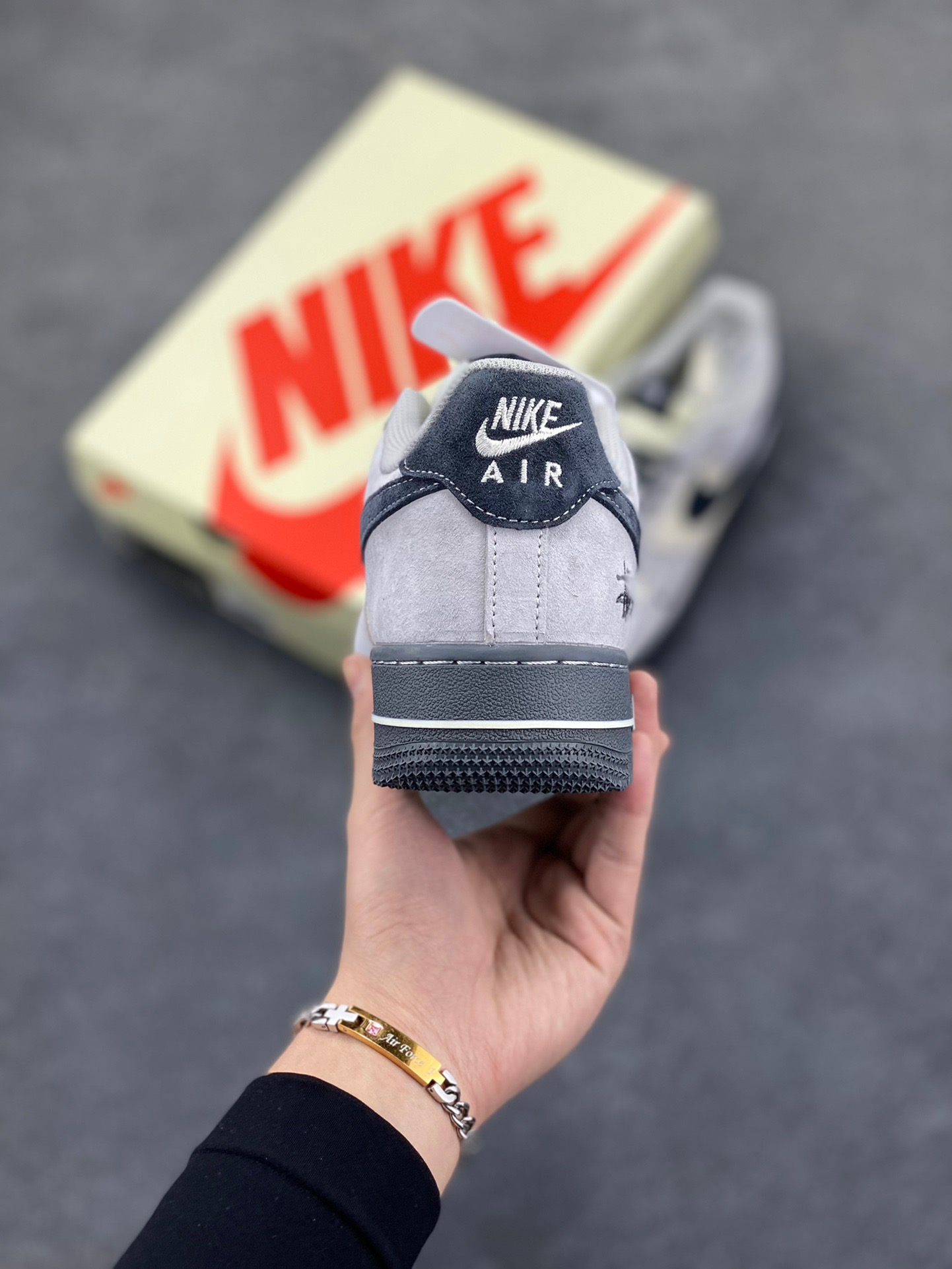 图片[4]-NIke Air Force 1 ‘07 Low “斯图西联名——米灰墨玉底”空军一号 低帮 运动鞋 休闲鞋 折边针车 工艺难度大 原楦头原纸板 原装鞋盒 定制五金配件 内置全掌气垫 原厂鞋底 货号：XZ6188-196 尺码：36 36.5 37.5 38 38.5 39 40 40.5 41 42 42.5 43 44 44.5 45-选品中心