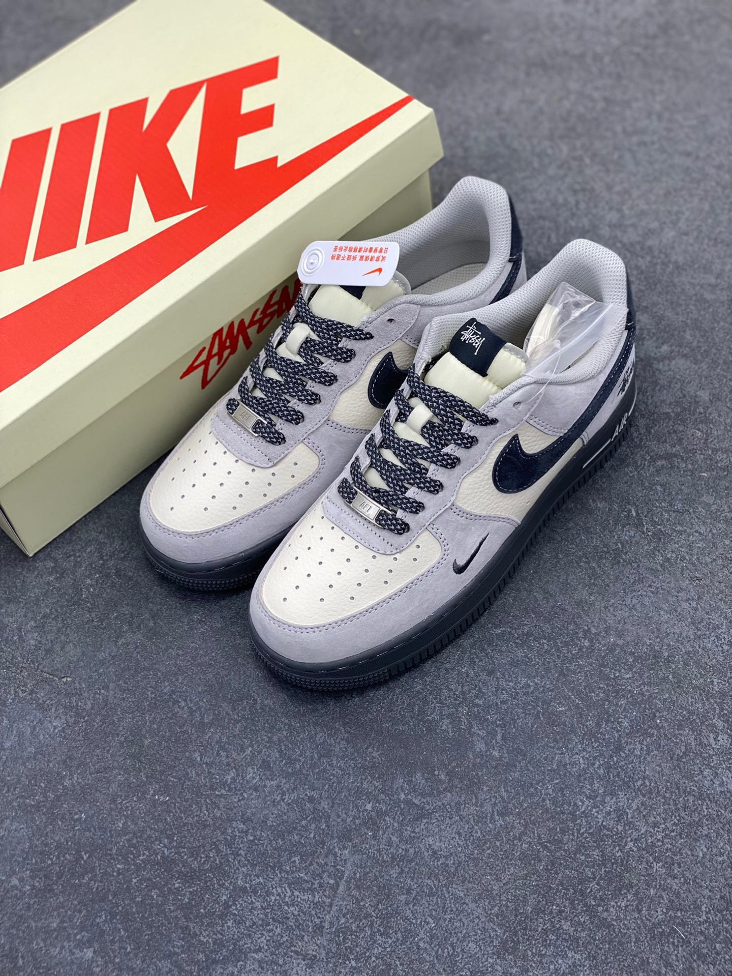 图片[8]-NIke Air Force 1 ‘07 Low “斯图西联名——米灰墨玉底”空军一号 低帮 运动鞋 休闲鞋 折边针车 工艺难度大 原楦头原纸板 原装鞋盒 定制五金配件 内置全掌气垫 原厂鞋底 货号：XZ6188-196 尺码：36 36.5 37.5 38 38.5 39 40 40.5 41 42 42.5 43 44 44.5 45-选品中心